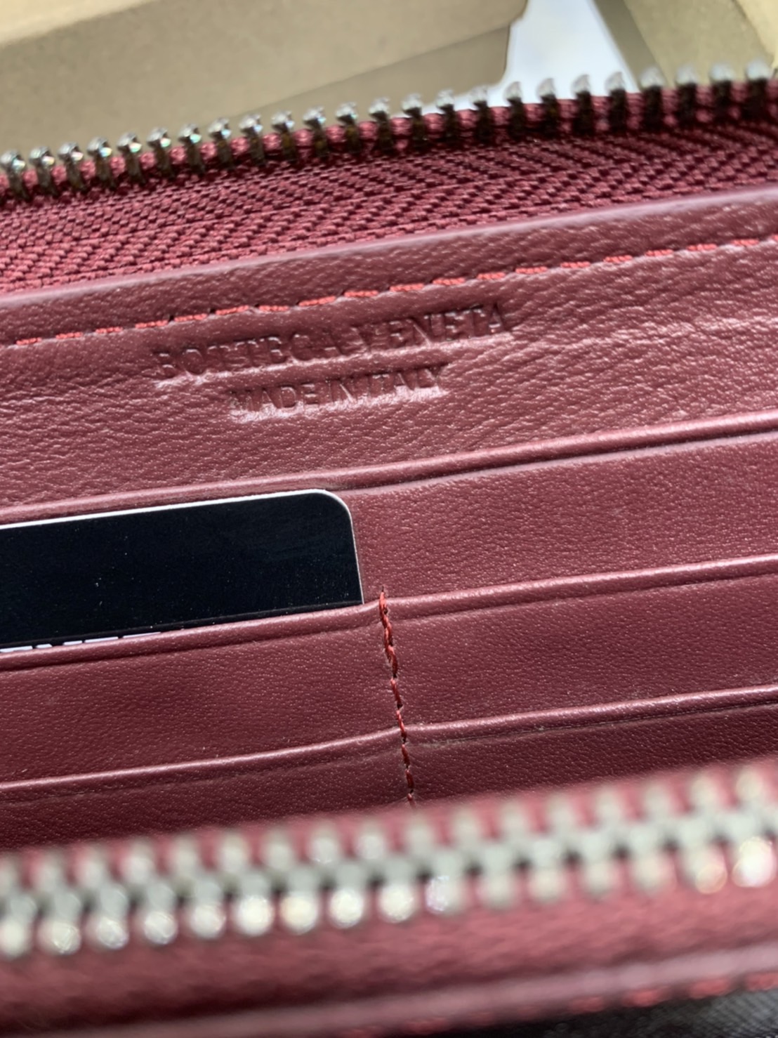 หนังแท้ BOTTEGA VENETA LONG WALLET ZIP AROUND / BV Wallet / BV Long Wallet พร้อมส่งที่ไทย กระเป๋าสตางค์ใบยาวซิปรอบ งานหนังแท้ทั้งใบ รุ่นตามหา เป็นรุ่นยอดนิยม ใช้ได้ทั้งหญิงชาย คลาสสิกหยิบมาใช้งานได้บ่อยที่สุด ใช้ทนทานได้นานภาพสินค้าถ่ายจากงานขายจริง ใช้งา