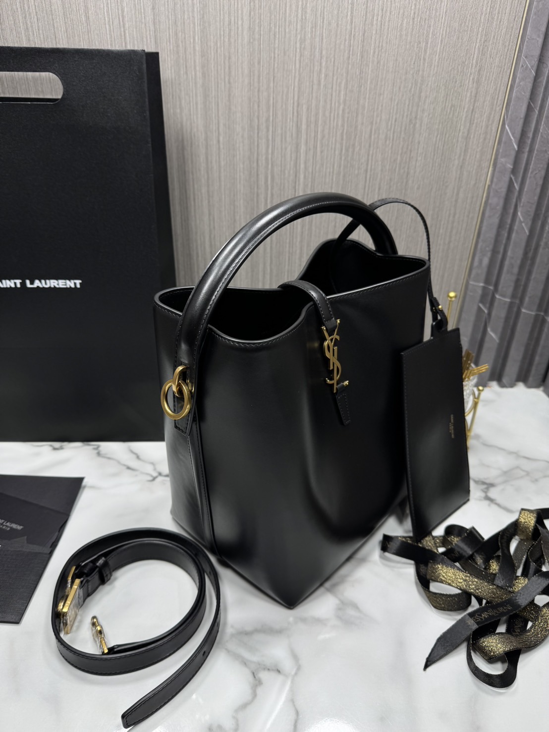 TOP ORI หนังแท้ | YSL Le 37 in shiny leather bag / YSL Bucket Bag กระเป๋าสะพายทรงทรงถัง โดดเด่นด้วยตัวปิดแบบตะขอ Cassandre พร้อมหูจับด้านบน และสายสะพายไหล่แบบปรับได้และถอดออกได้