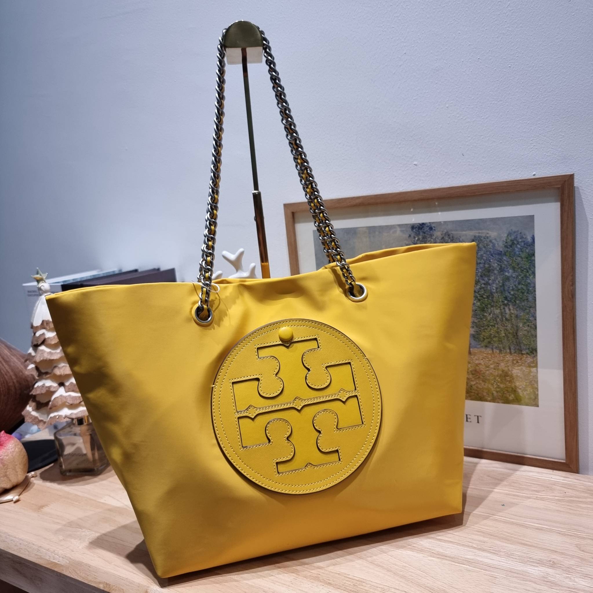 TORY BURCH Ella Chain Tote Bag / TORY TOTE NYLON BAG พร้อมส่ง 4 สี กระเป๋าสะพายทรงโท้ทใบใหญ่ จุของไปเลยแน่นๆ รูปทรงคลาสสิคชวนใช้ โดดเด่นด้วย patch โลโก้ แนะนำรีบสั่งใช้ไปสวยก่อนใครได้เลยน้า