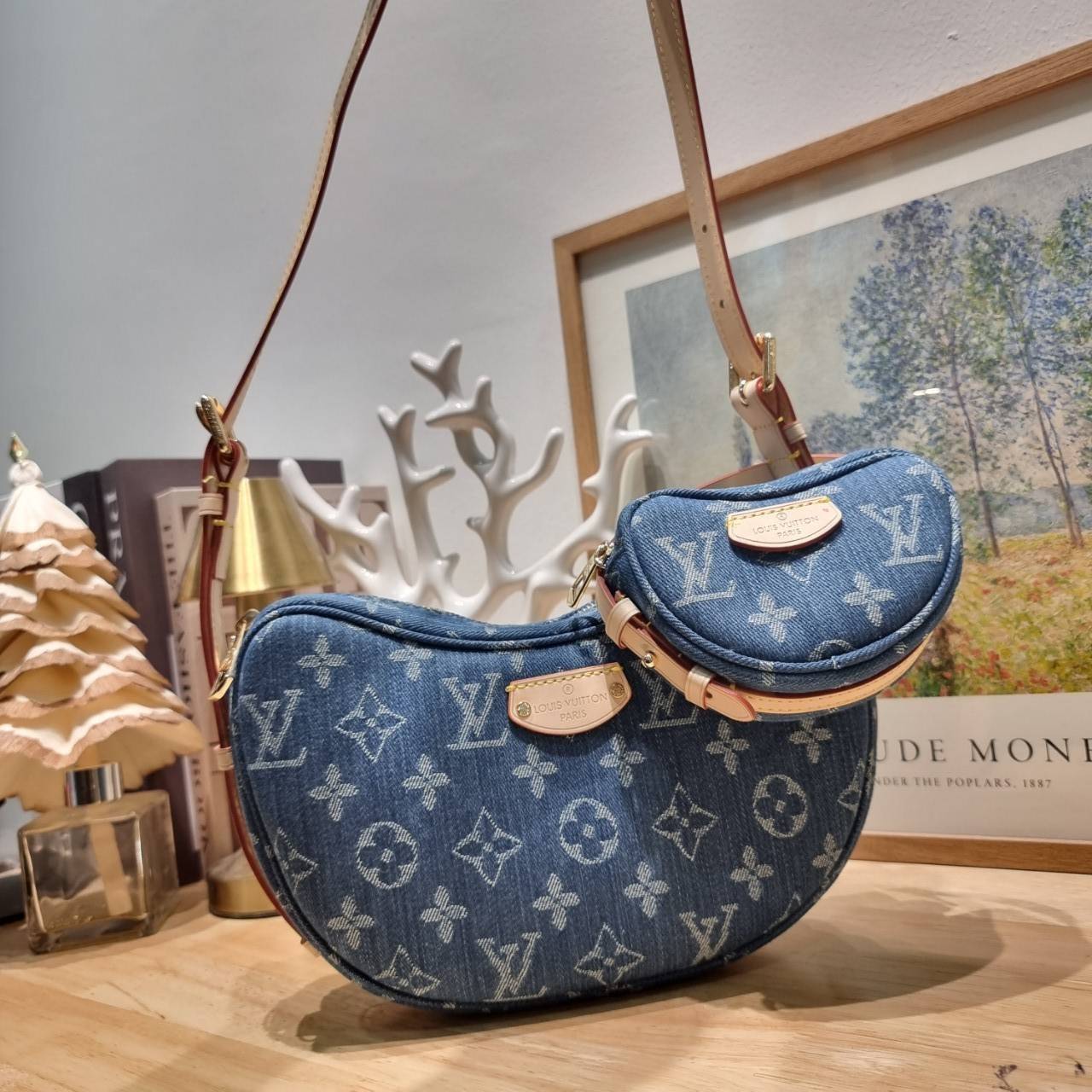 LV croissant denim bag กระเป๋าทรงครัวซองต์ ใหม่ล่าสุด สวยชิค ฉ่ำก่อนใคร ด้วยดีไซน์สุดเก๋แบบทำถึง เพิ่มดีเทลน่าใช้ด้วยใบลูก ที่แยกออกมาใช้ได้