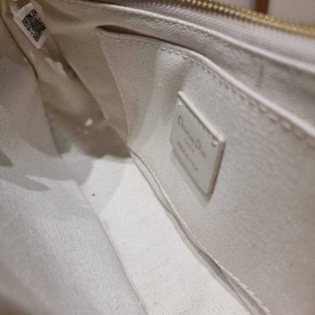 Dior White Supple Macrocannage / CD LOUNGE BAG กระเป๋าสะพายทรงพอช สวยหรู ดีไซน์เรียบ แต่ดูแพง