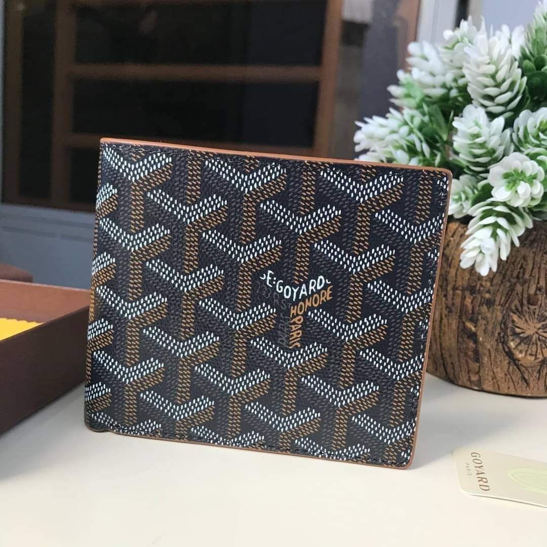 หนังแท้ GOYARD WALLET / GOYARD Victoire Bifold Wallet พร้อมส่งที่ไทย กระเป๋าสตางค์ผู้ชายใบสั้น พร้อมส่ง 6 สี พร้อมกล่องแบรนด์สวยหรูน่าใช้มากค่ะ อีกรุ่นที่ยอดขายไม่เคยตก 🤑🤑 ใบจริงดูผู้ดี ดูแพง!! ภายในมีช่องใส่บัตรได้เยอะ ใส่ธนบัตรได้ทุกใบ ห