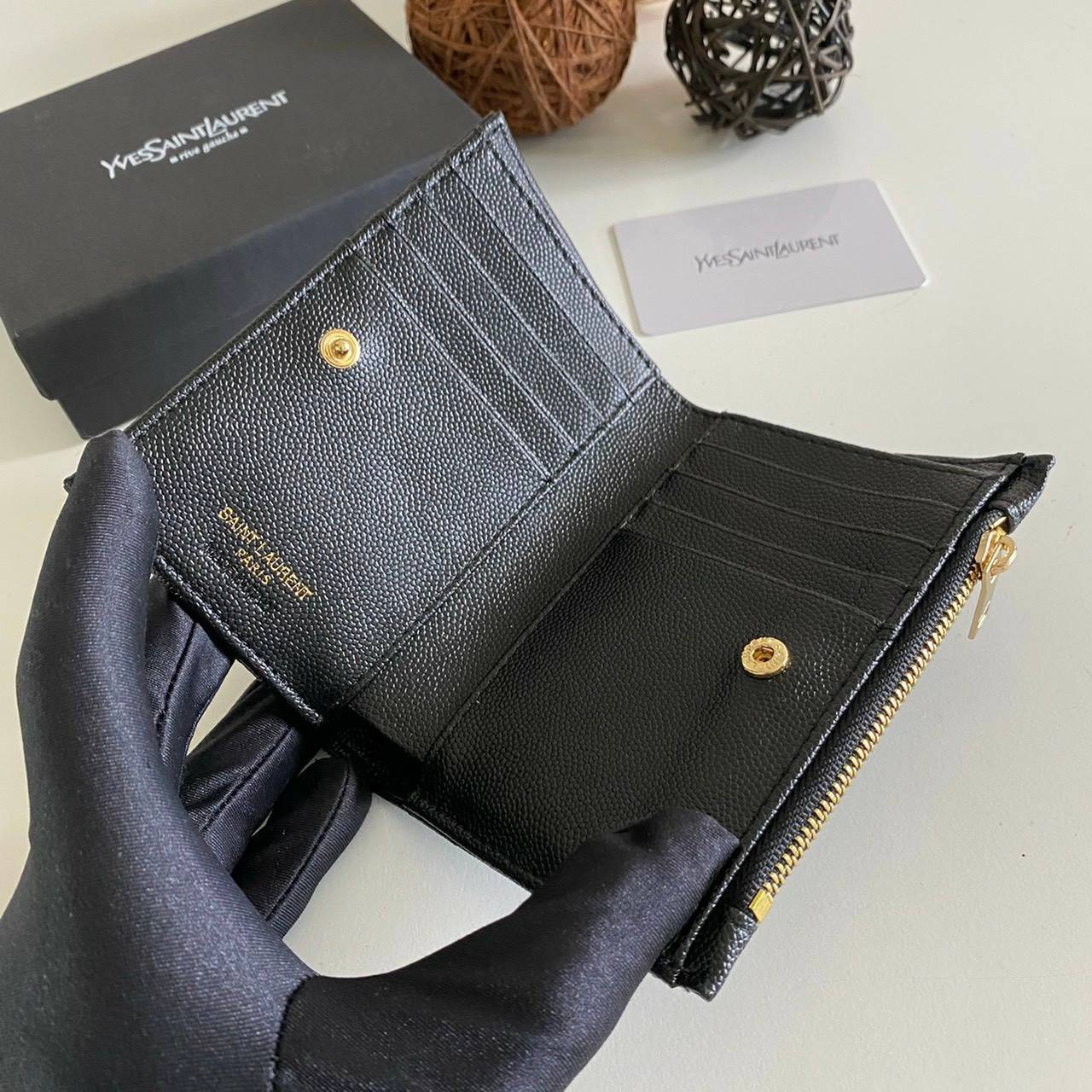 VIP GIFT 】หนังแท้ YSL SAINT LAURENT Monogram Zipped Bifold Wallet มาแล้วจร้า ถามหากันเยอะมากๆ กระเป๋าสตางค์ใบสั้นที่ใส่แบงค์ ใส่บัตร ใส่เหรียญได้เยอะสุดๆ มีสองด้านซิปและพับ ใบเดียวครบจบเลย หนังสวยมาก ละเอียดสุดๆ