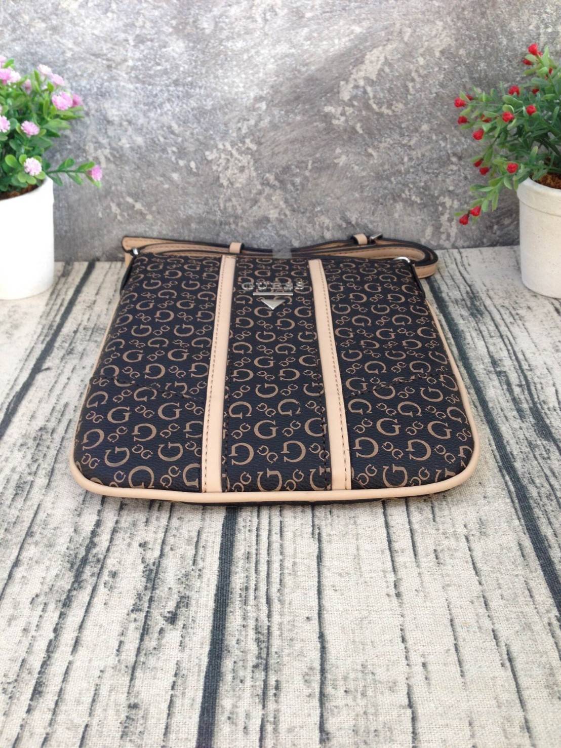 GUESS CROSSBODY กระเป๋าสะพายข้าง ผู้หญิงหรือผู้ชาย สามารถใช้ได้ค่ะ วัสดุหนังแกะสังเคราะห์พิมพ์ลายแบรนด์ ด้านหน้าประดับโลโก้แบรนด์มีเงิน เปิดปิดด้วยซิป น้ำหนักเบา ด้านในบุผ้าพิมพ์ลายเฉพาะของแบรนด์ มีช่องซิปด้านในอีก 1 ช่องค่ะ