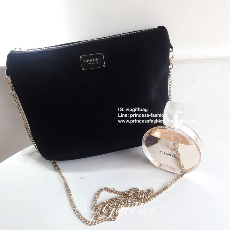 อีกหนึ่งรุ่นที่สาวๆรอคอย Chanel Cosmetics crossbody bag ของแท้ จากเคาเตอร์ VIP COSMETICS GIFT (NOT FOR SALE) ทรงสวย ด้านหน้าประดับโลโก้แบรนด์สุดหรู วัสดุผ้าขนวูฟ นุ่มมือ น้ำหนักเบา ตัวกระเป๋าอะไหล่ทองพร้อมสายโซ่สุดหรูสีทอง ถอดออกได้ หัวซิปปั๊มแบรนด์ เปิดป