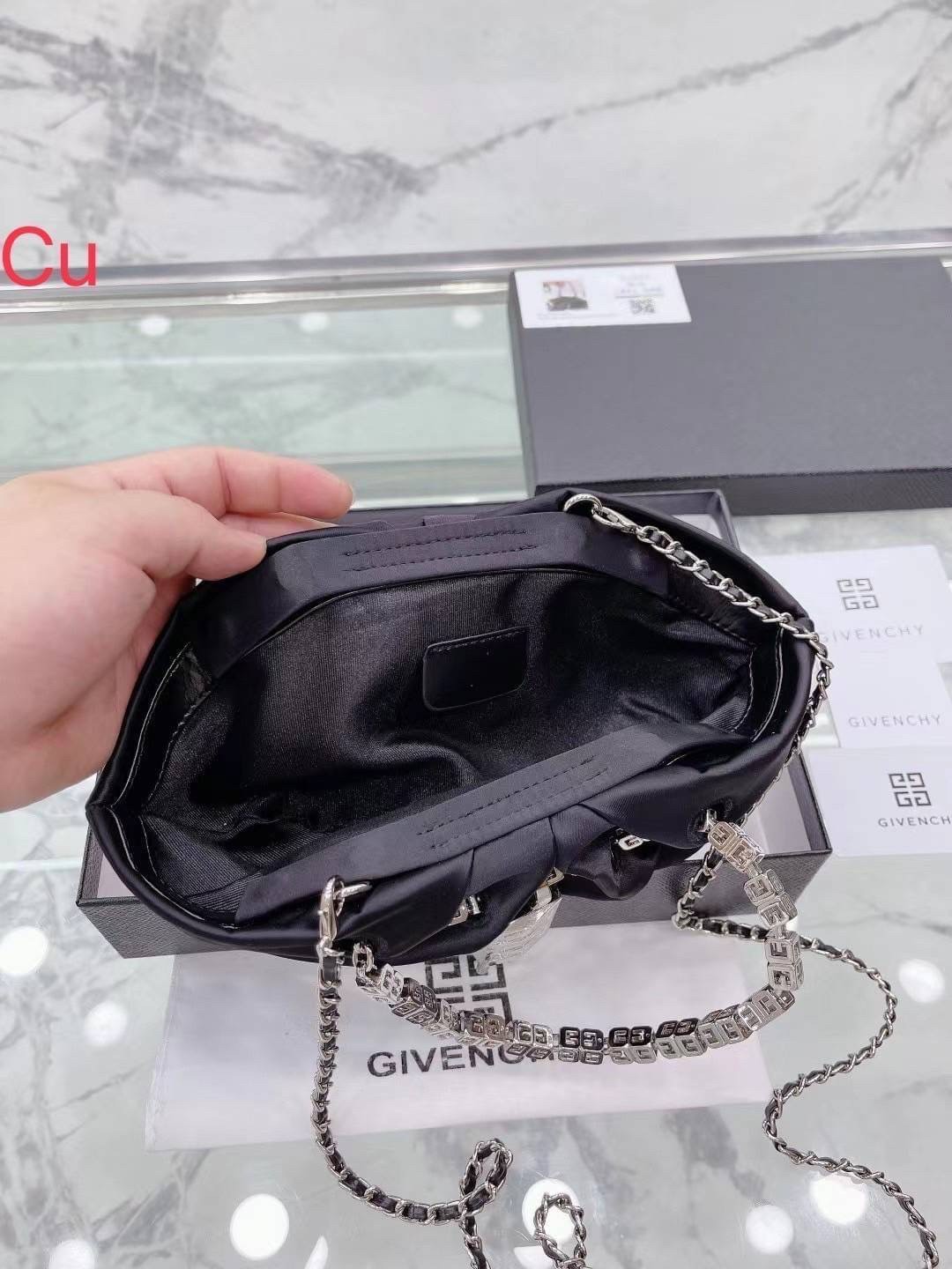 GIVENCHY Kenny shoulder bag สัมผัสกระเป๋าสุดไอคอนิก บอกเล่าเรื่องราวฉบับใหม่ของเเบรนด์ได้อย่างน่าหลงใหล Bag is recognizable from the signature '4G'
