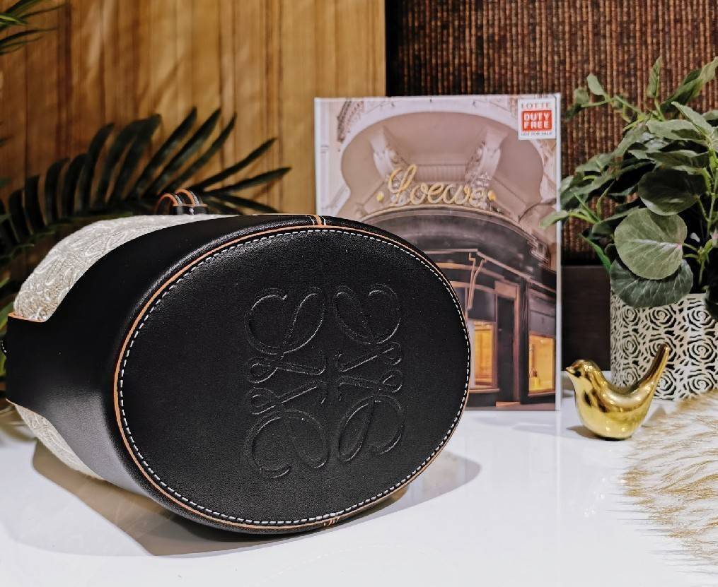 พรีเมี่ยมกิ๊ฟแท้ 100% 】LOEWE CROSSBODY ANAGRAM BUCKET BAG GIFT WITH PURCHASE (GWP) กระเป๋าถือหรือสะพายพรีเมี่ยมกิ๊ฟ Limited จาก LOEWE PERFUME DUTYFREE COUNTER รุ่นใหม่ล่าสุด Rare items หายากสุดเลอค่าวัสดุ Anagram Canvas ตัดหนังแท้ Calfskin สุดคลาสสิค