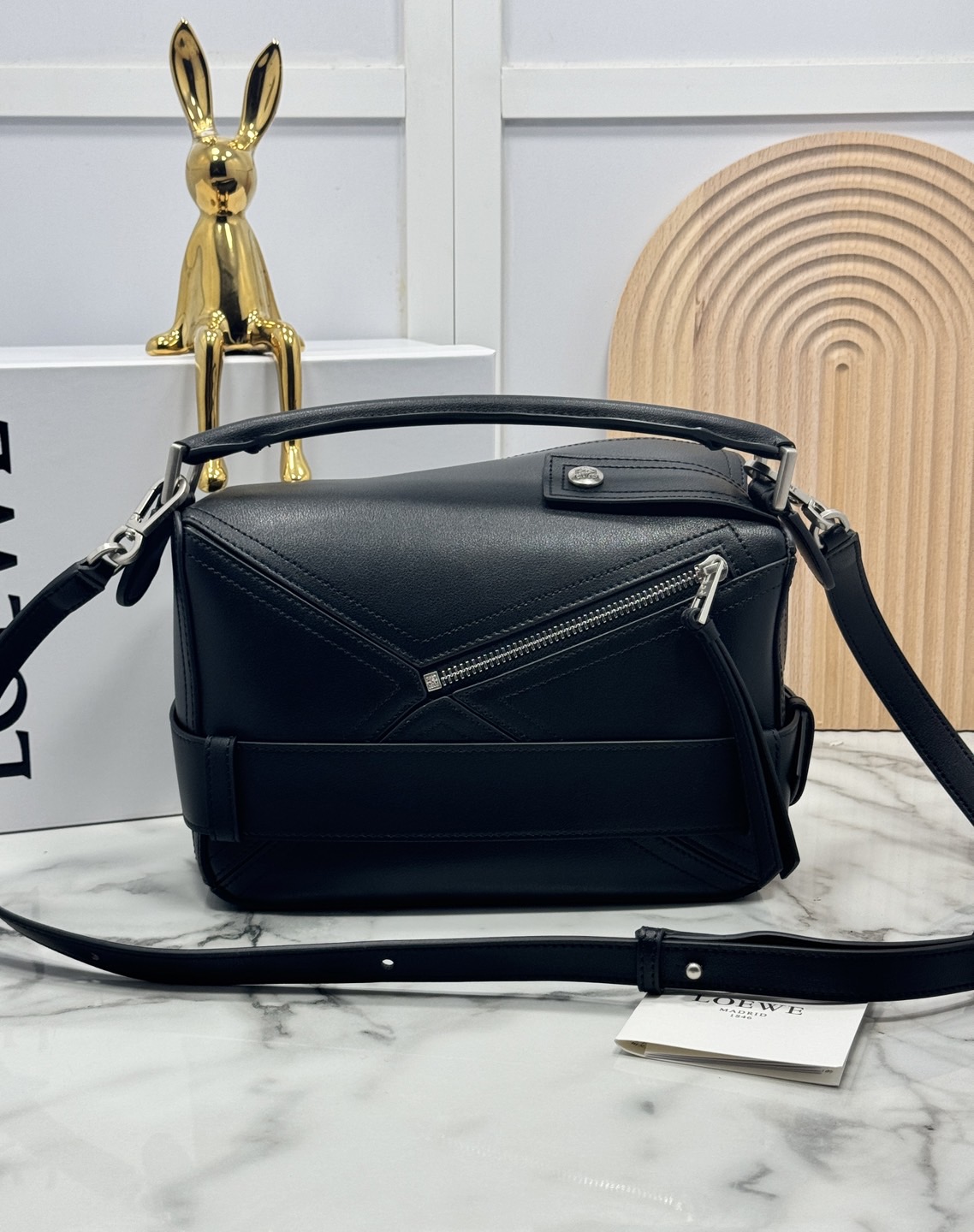 ORI หนังแท้ | Loewe Small Puzzle Biker bag in shiny Leather 24cm กระเป๋าสะพายทรงกล่องพัซเซิล รุ่นใหม่ล่าสุด คล้ายเข็มขัดด้านหน้าสวยเท่โดดเด่นสไตส์ไบเกอร์ ด้วยเส้นสายเรขาคณิตอันโดดเด่นและรูปทรงลูกบาศก์