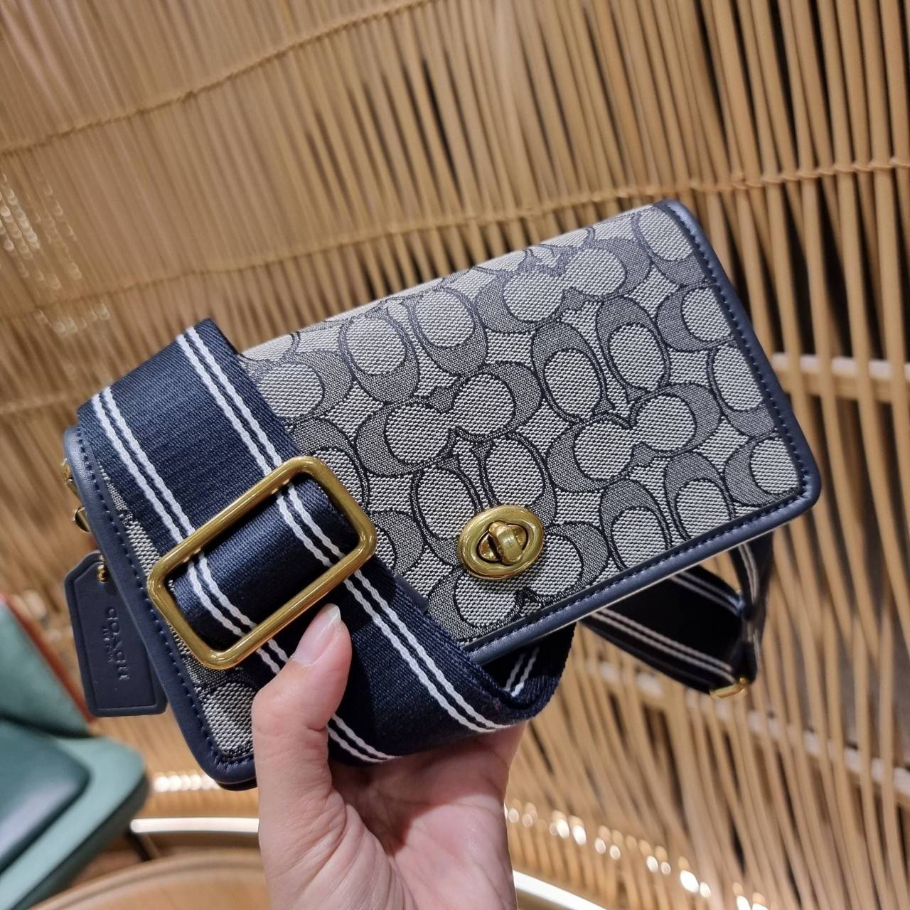 COACH C3824 FOLDOVER CROSSBODY CLUTCH IN SIGNATURE JACQUARD คลัทช์เก๋ๆที่สาวๆตามหา 2IN1 ไปอีกหนึ่ง!! กระเป๋าสะพายทรงคลัชท์ ใช้งานได้ถึง 2 แบบ จะพกเดี่ยวๆแทนกระเป๋าสตางค์ หรือคล้องสายสะพายข้าง สะพายชิคๆคูลๆ ก็ได้อีก มันดีงามมากทุกสี เพราะความละมุนของผ้า ja