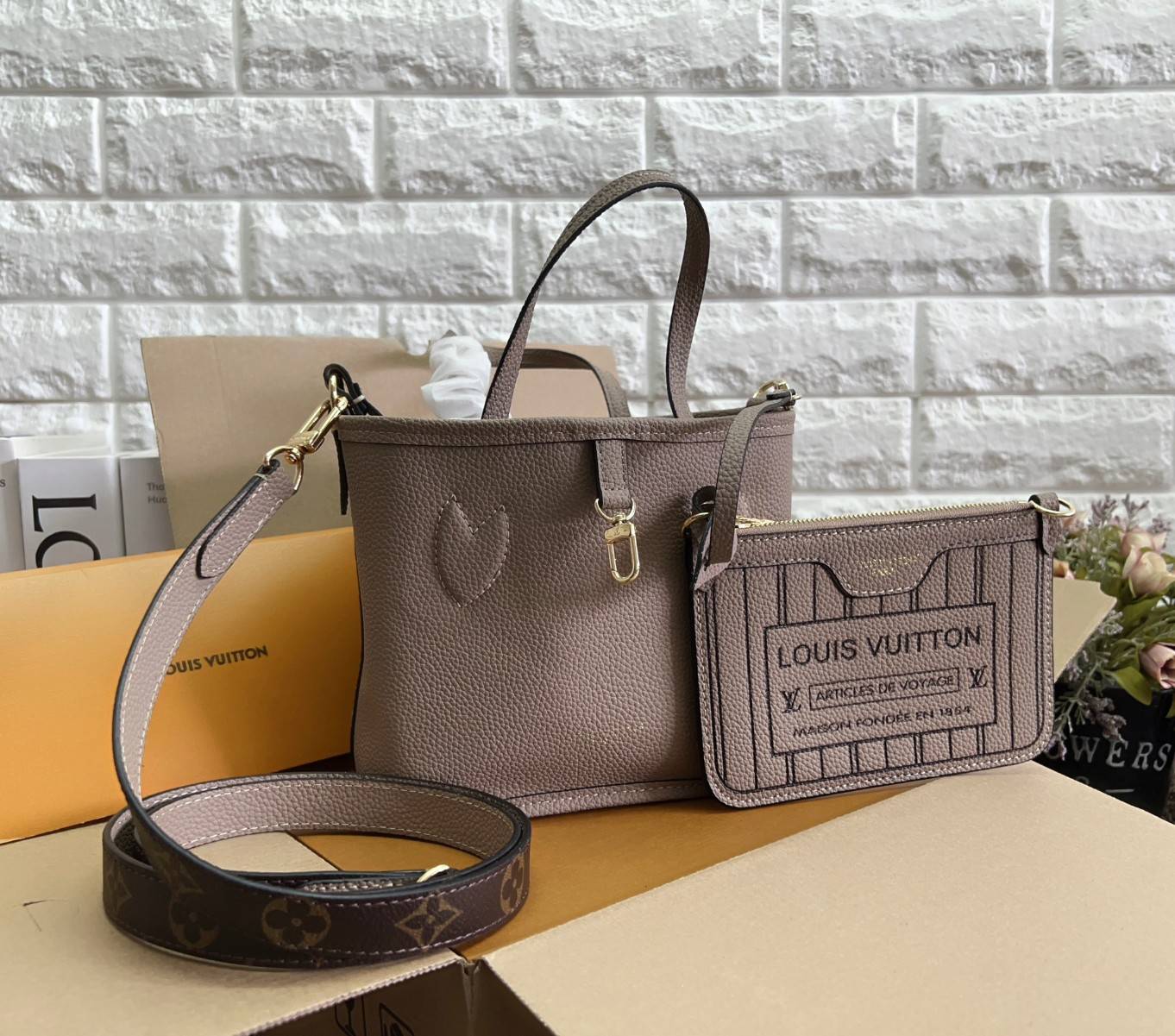 LV Neverfull Bandoulière Inside Out BB กระเป๋าทรงโท้ทไซส์เล็กใช้งานได้สองด้าน มีตะขอเกี่ยวสามารถปรับรูปทรงกระเป๋าได้หนังแท้นิ่มสวย ลายโมโนแกรมและหนังลายเกรน มาพร้อมใบลูกเข้าเซ็ทใส่สายสะพายยาวได้