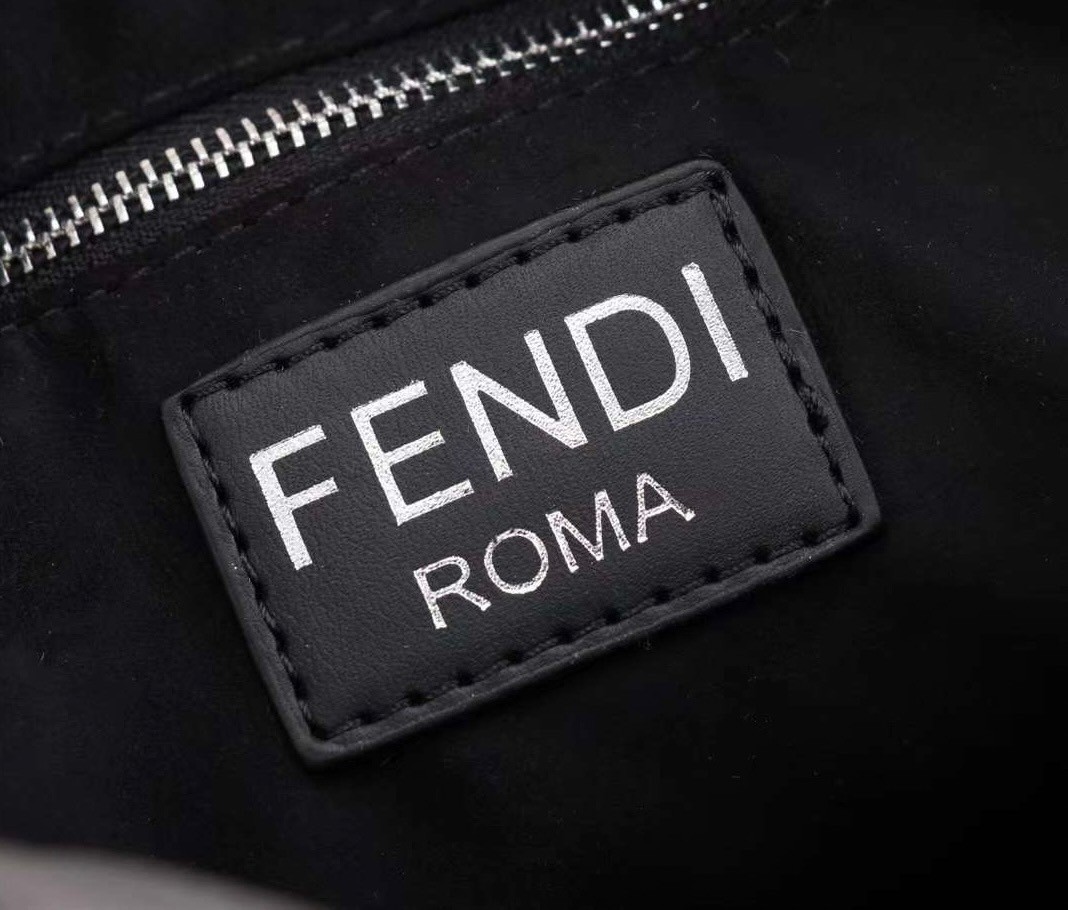 FENDI Ff-Print Coated-Canvas And Leather Cross-Body Bag เกรดออริจินอล FENDI Messenger Bag กระเป๋าสะพายข้าง ให้หนุ่มๆได้ตัวตึงกันไปเลยจ้า กับกระเป๋าสะพายทรงแมสเซ็นเจอร์ รุ่นหายาก ดีไซน์เรียบหรู สะดวกใช้ที่สุด ภายในโล่งกว้าง สายสะพายถอดได้ ปรับใช้ตามสะดวก ใ