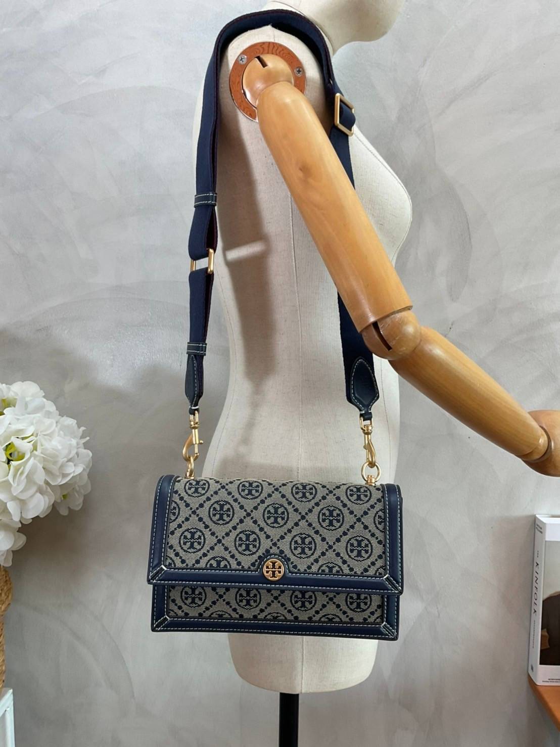 TORY BURCH 81000 MINI T MONOGRAM JACQUARD SHOULDER BAG คอลเลคชั่นฤดูใบไม้ผลิ 2021 กระเป๋าสะพายรุ่นใหม่จาก Tory Burch ดีไซน์สวยคลาสสิค แฝงไว้ด้วยความหรู ลวดลายผ้าแจ็คการ์ด T Monogram บนกระเป๋า Tory Burch นี้ เป็นการยกย่องให้กับงานควิลท์ชาวเพนซิลเวเนียดัตช์