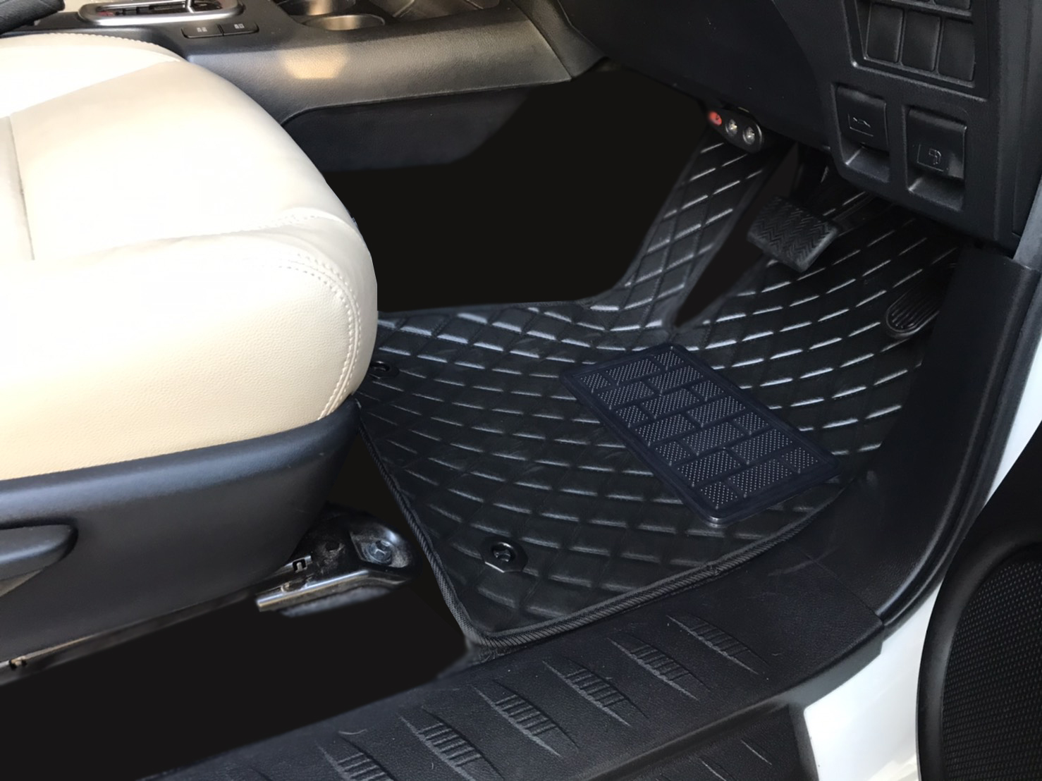 ยางปูพื้นรถยนต์ MITSUBISHI TRITON CAB 2019-2023 ลายไดมอนด์ EVA เกรดพรีเมียม (5ชิ้น)