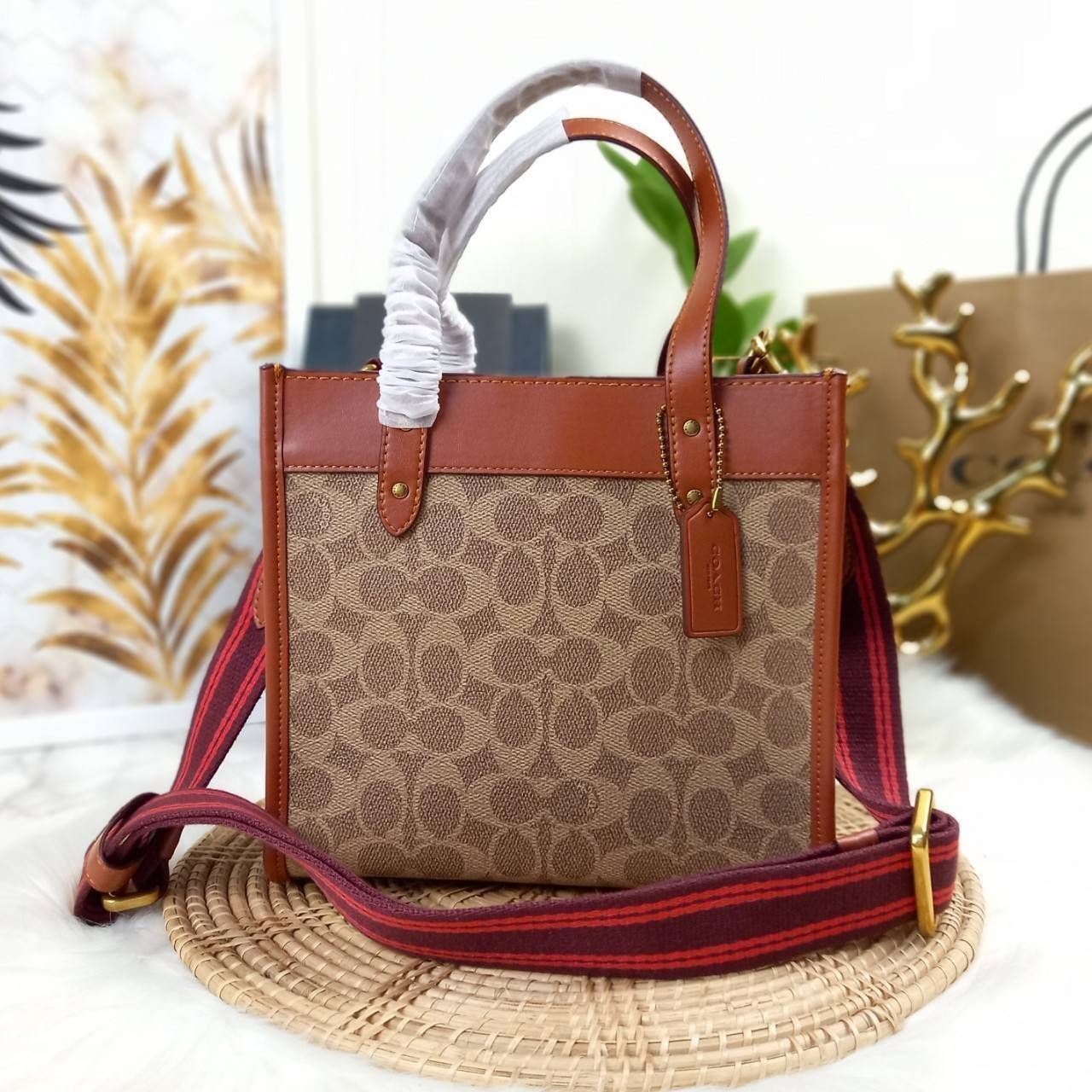 COACH FIELD TOTE 22 WITH HORSE AND CARRIAGE PRINT (C3866)ðāļāļĢāļ°āđāļāđāļēāļāļ·āļ āļāļĢāļ°āđāļāđāļēāļŠāļ°āļāļēāļĒ Unisex āļāļĢāļ TOTE āļŠāļļāļāļŪāļīāļ āļāļĩāđāļŪāļīāļāļāļąāļāļĄāļēāļāļāļąāđāļāļāļēāļĒāđāļĨāļ°āļŦāļāļīāļ// āļ§āļąāļŠāļāļļāļŦāļāļąāļāđāļāļāļ§āļēāļŠāļāļļāļāļ āļēāļ āļāļŠāļĄāļŦāļāļąāļāđāļāđāļāļĒāđāļēāļāļāļĩ āļāļĒāļđāđāļāļĢāļ āļŠāļļāļāļŠāļ§āļĒ āđāļāļāđāļāđāļāļāđāļ§āļĒāļĨāļēāļĒ C Signature āļāļĩāđāđāļāđāļāđāļāļāļĨāļąāļāļĐāļāđ// āļāđāļēāļāđāļāđāļĨāđāļāļāļ§