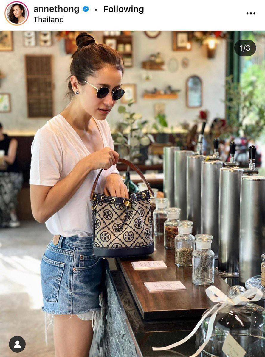 Medium Tory Burch T Monogram jacquard bucket bag กระเป๋าทรงบัคเก็ตลายโมโนแกรม ที่ได้รับแรงบันดาลใจมาจากโลโก้สุดคลาสสิก กลับมาอีกครั้งในรูปแบบของ ลวดลาย T Monogram ที่ผสมผสานความร่วมสมัยเข้ากับความเป็นเอกลักษณ์ของแบรนด์เข้าไว้ด้วยกัน