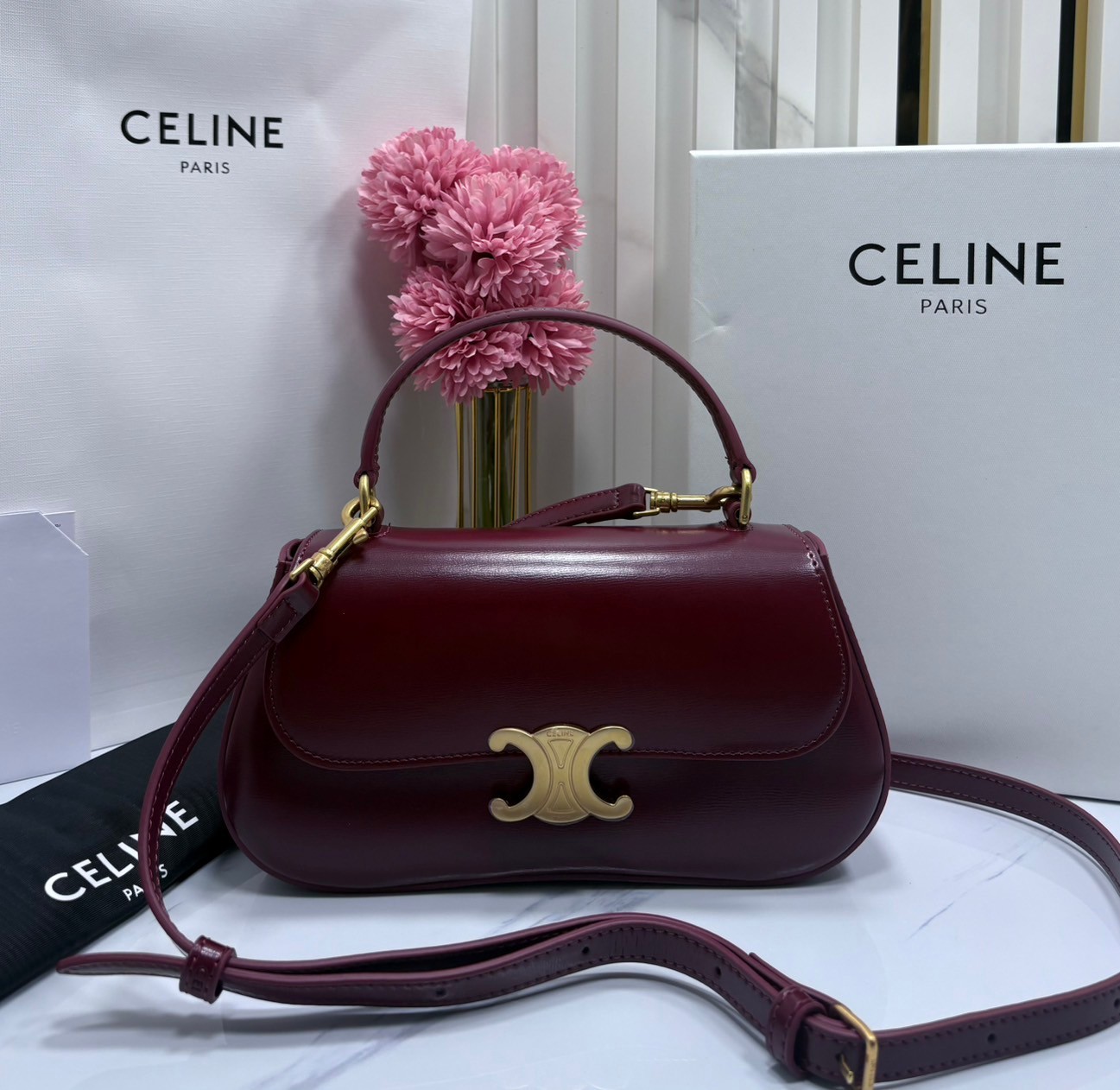 CELINE LOLA TEEN bag in glossy leather กระเป๋าทรงโฮโบรุ่นใหม่ หนังแท้ขึ้นเงาสวยก่อนใคร ดีไซส์ใหม่มุมโค้งมน สวยละมุนเป็นคุณหนูน่าทะนุถนอม มีหูจับและสายสะพายยาว