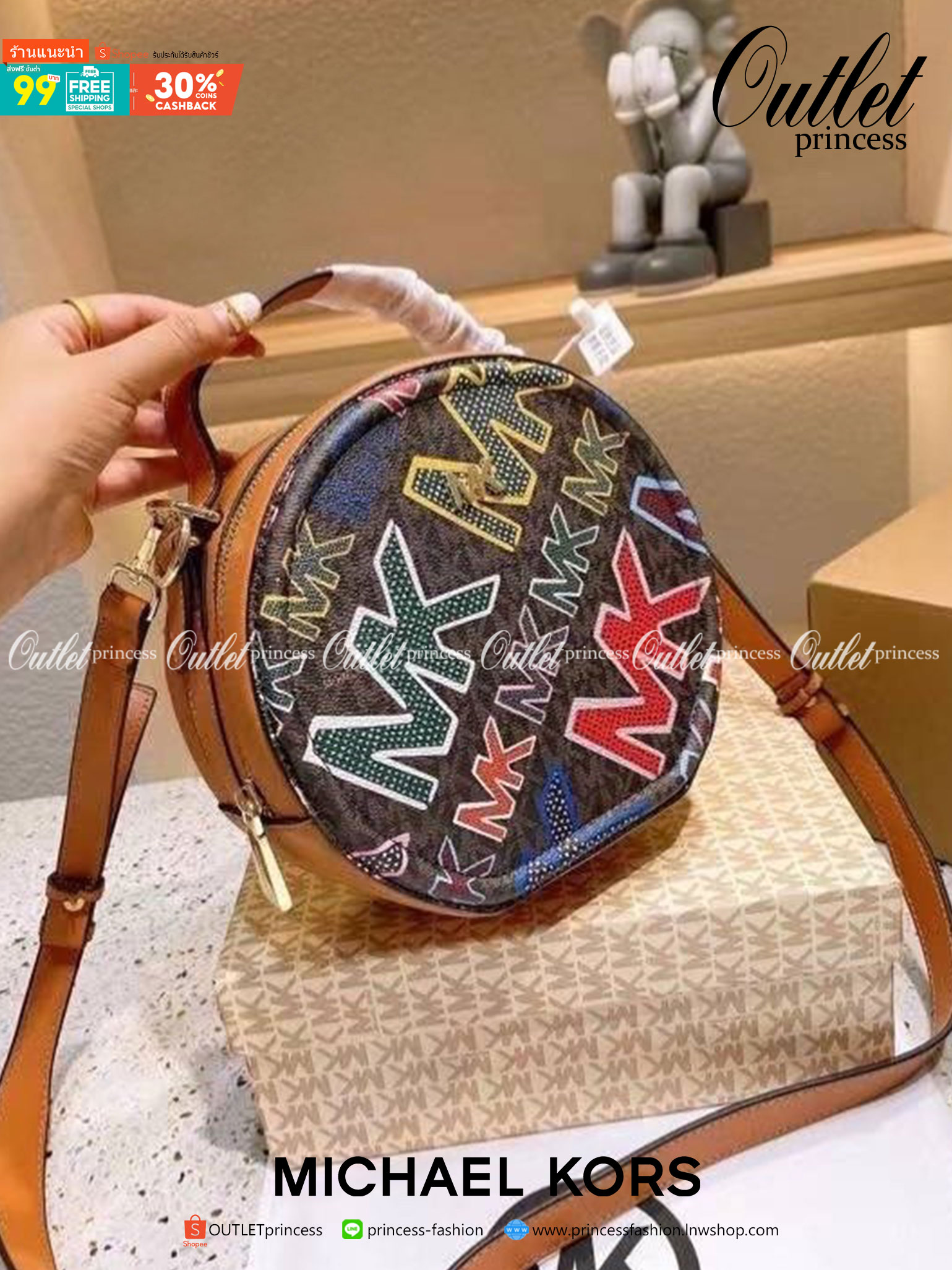 MICHAEL KORS ROUND CROSSBODY สีขาว/ดำ พร้อมส่งที่ไทย กระเป๋าสะพายMK ทรงกลม งานซิปเปิดได้กว้าง หนังพิมพ์ลายแบรนด์ มาพร้อมสายสะพายยาวครอสบอดี้ได้ค่ะ อะไหล่ทองสวยหรู งานจริงสวยน่าใช้มากค่ะ