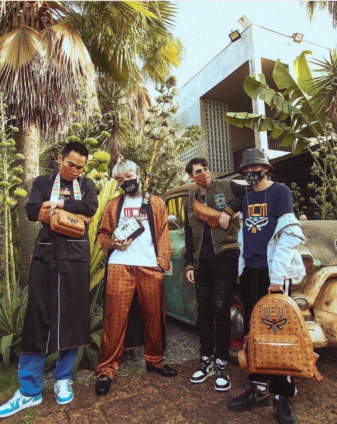 M.C.M KLASSIK CROSSBODY IN VISETOS MIX คลาสสิคสมชื่อ!! กระเป๋าสะพายข้างทรงครอสบอดี้ ดีไซน์มิกซ์แอนด์แมทช์สุดคูล ใหม่ล่าสุด เท่ได้ไม่ซ้ำใคร โลโก้โลหะรมดำดูมีเสน่ห์ วัสดุหนังแคนวาสคุณภาพดี มีช่องหลัก 2 ช่อง เปิด-ปิดด้วยซิป ด้านหลังมีช่องย่อยอีกหนึ่ง ภายในโล