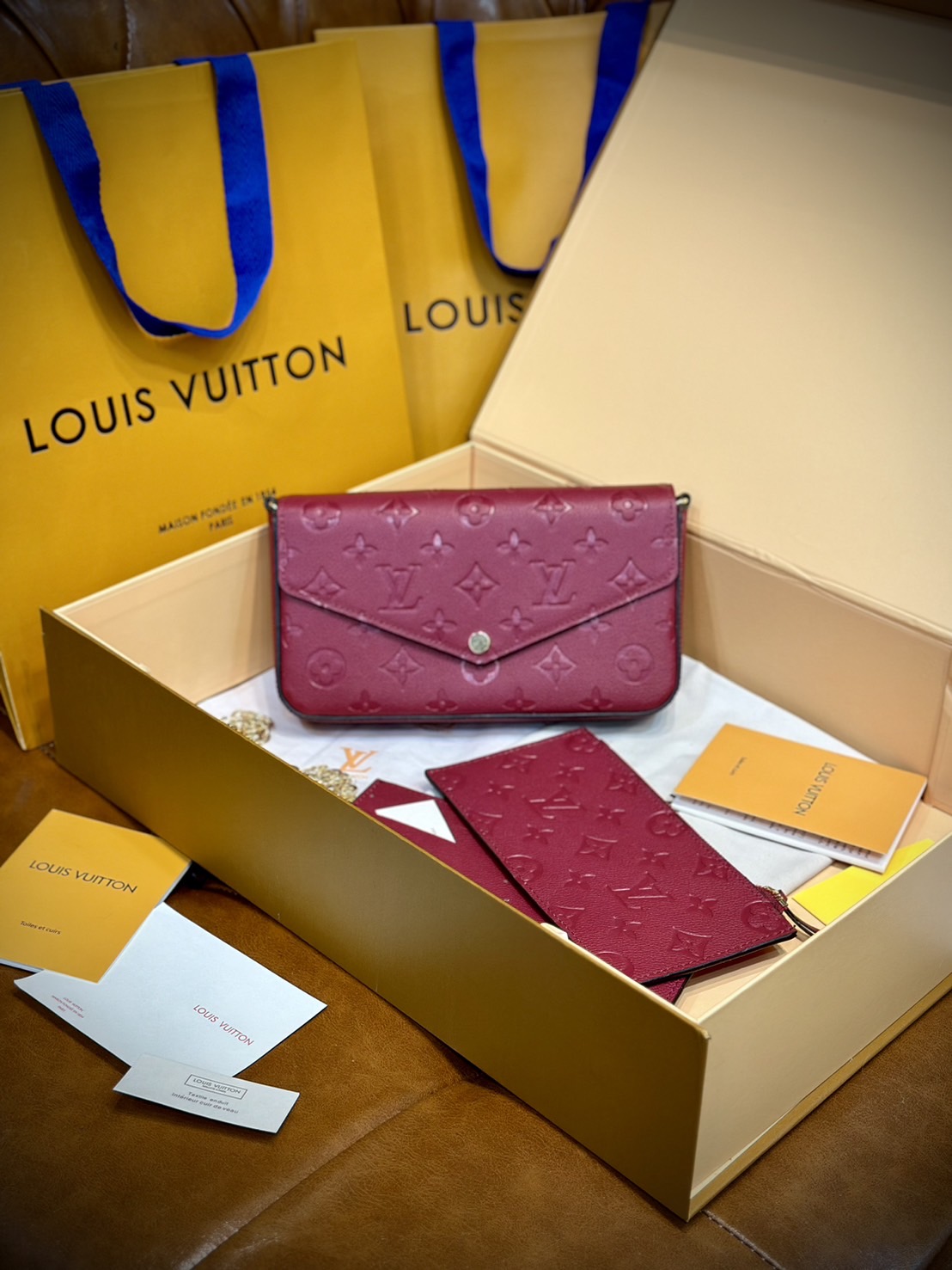 LV Felicie Pochette Monogram Empreinte Leather กระเป๋าทรงพอช มัลติฟังชั่น ครบทุกการใช้งาน สวยงามเหนือกาลเวลา มีใบนี้ใบเดียวคุ้มสุดเลยค่ะ
