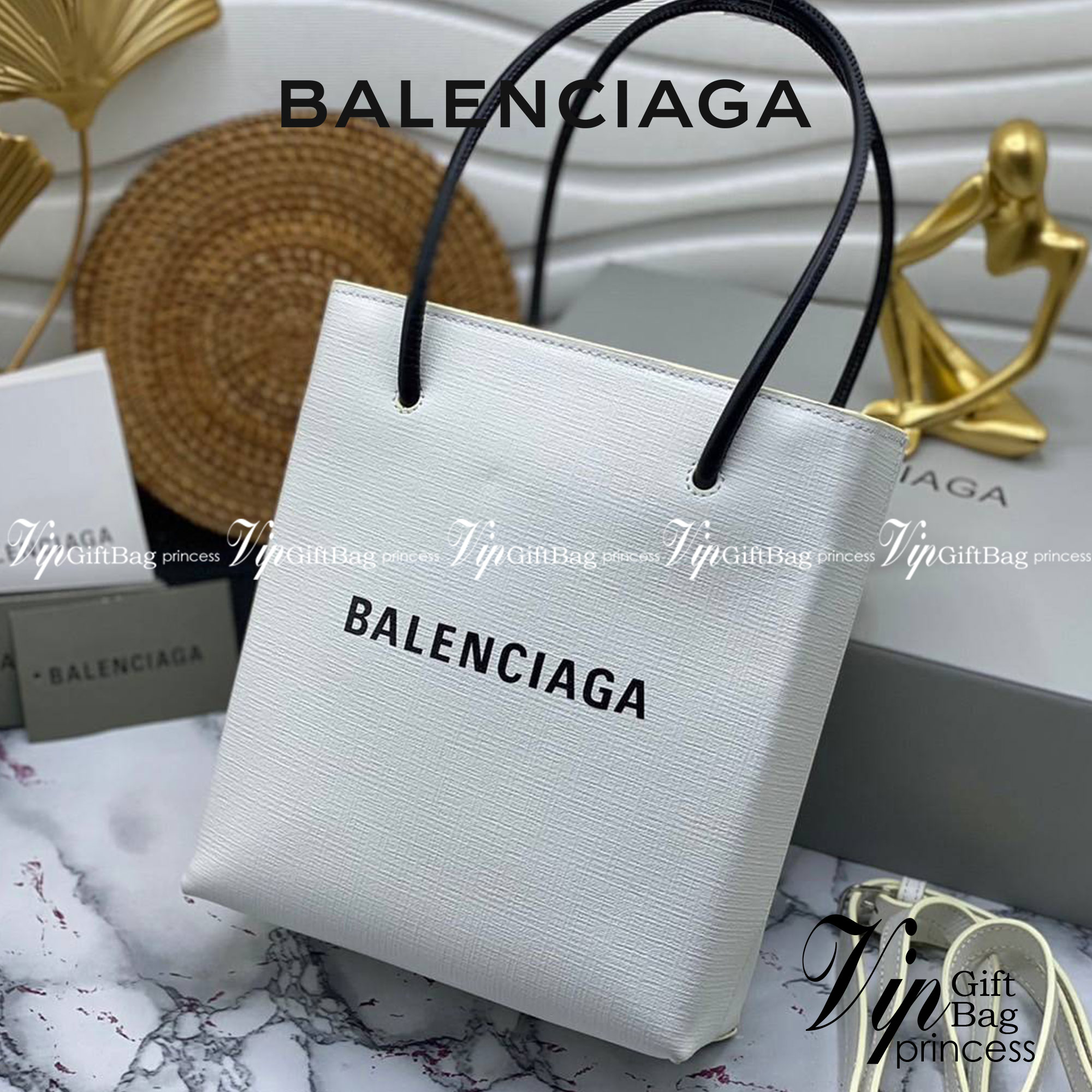หนังแท้ BALENCIAGA XXS TOTE / Balenciaga shopping tote xxs พกกระเป๋าช้อปปิ้ง ไปทุกที่ในฤดูกาลนี้ ดีไซน์ที่ใช้ได้ทุกวันตั้งแต่หนังแบบมีเท็กซ์เจอร์ ภาพสินค้าถ่ายจากงานขายจริง ใช้งานต่างประเทศได้