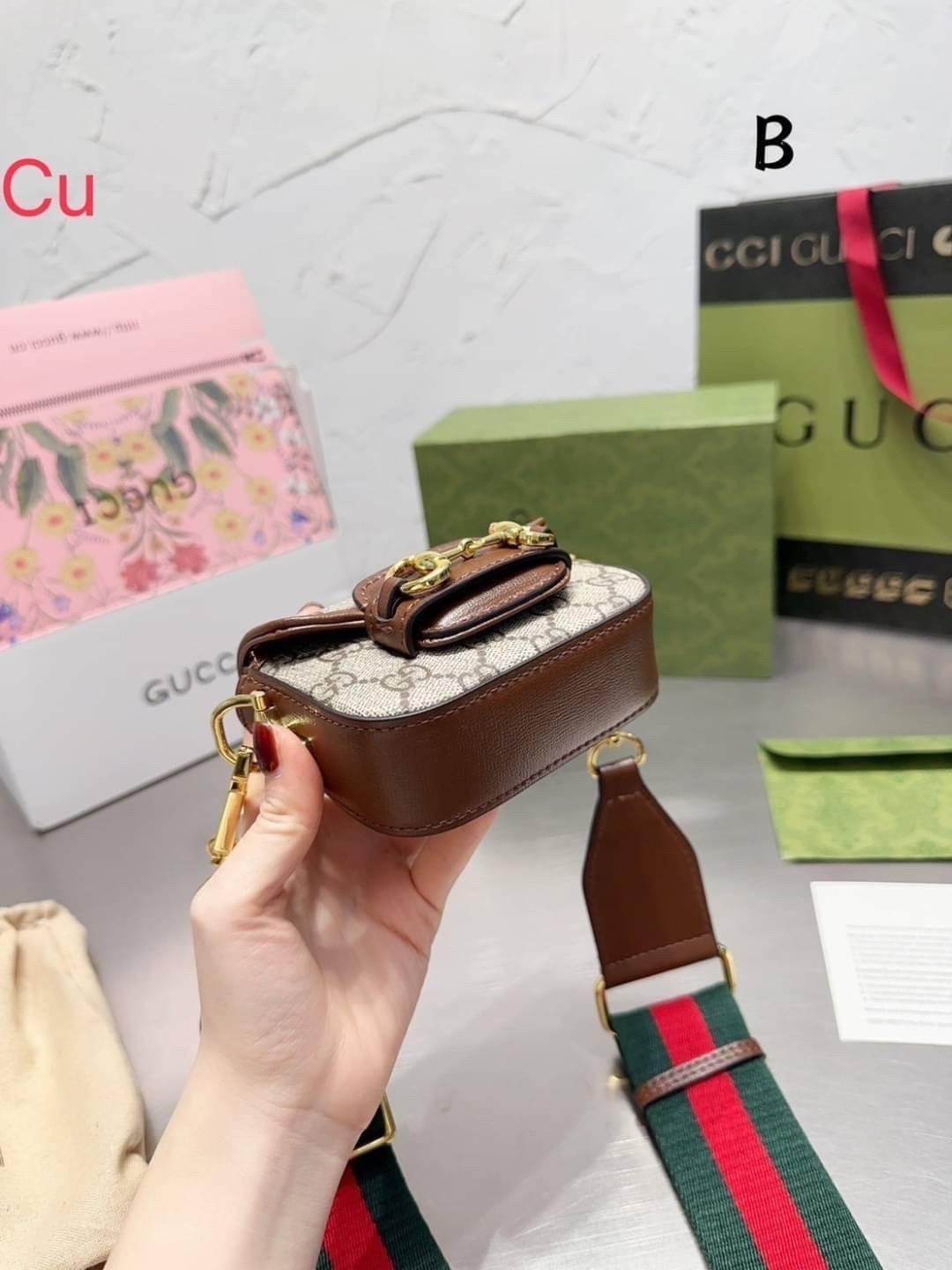 GUCCI HORSEBIT 1955 STRAP WALLET พร้อมส่ง กระเป๋าสะพายใบเล็กจิ๋ว มินิน่ารักน่าใช้ สายสะพายถอดได้ เลื่อนปรับระดับได้ เป็นอีกรุ่นที่น่าใช้มากๆ