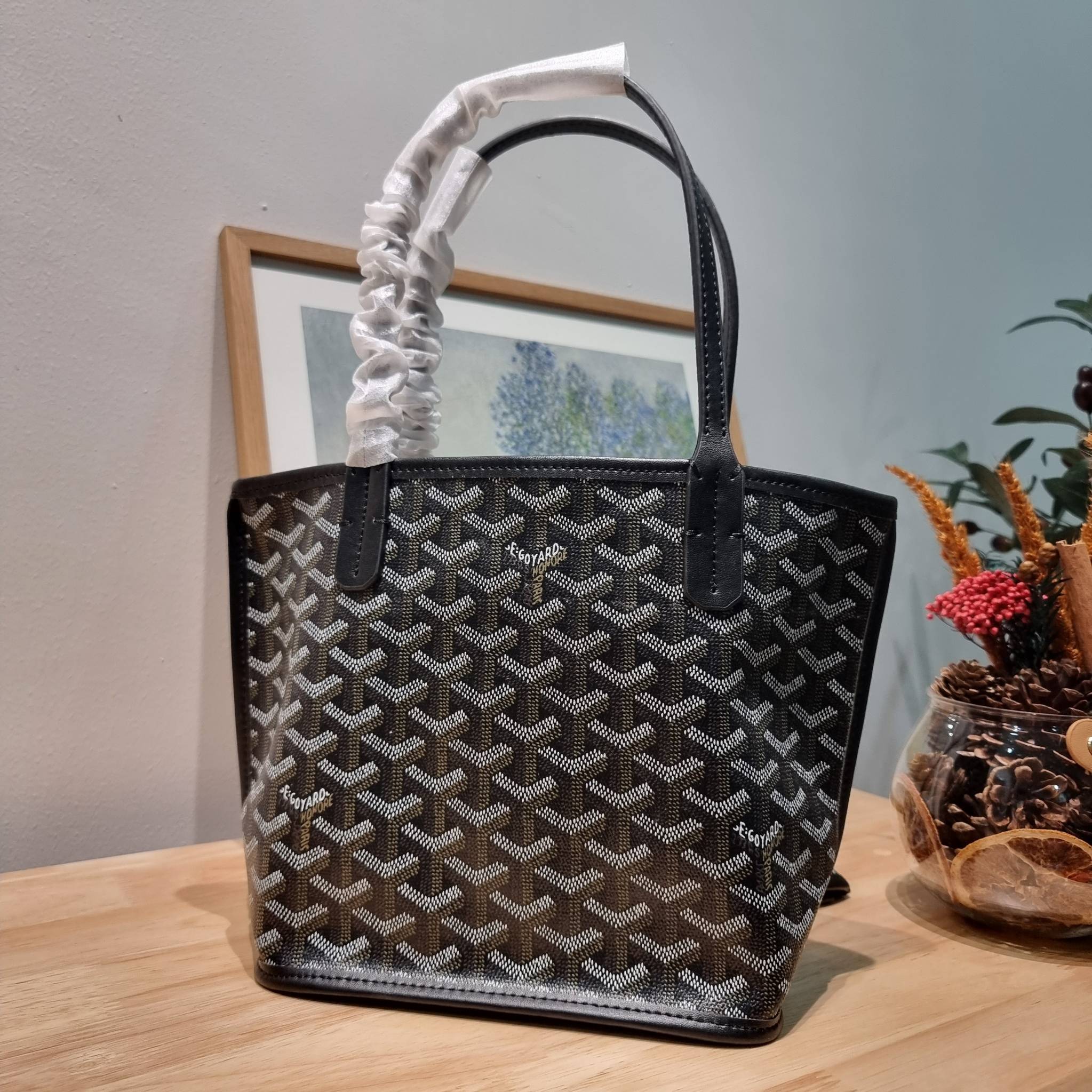 GOYARD MINI ANJOU REVERSIBLE TOTE ฮอตไอเท็ม กับกระเป๋าสะพายทรงโท้ท ไซส์มินิ กะทัดรัดมาก มาครบสีขายดี เลิศทุกสี รูปทรงคลาสสิค ดีไซน์เป็นเอกลักษณ์ ใช้งานได้หลากหลาย สามารถกลับด้านใช้ได้แบบไม่มีเบื่อ