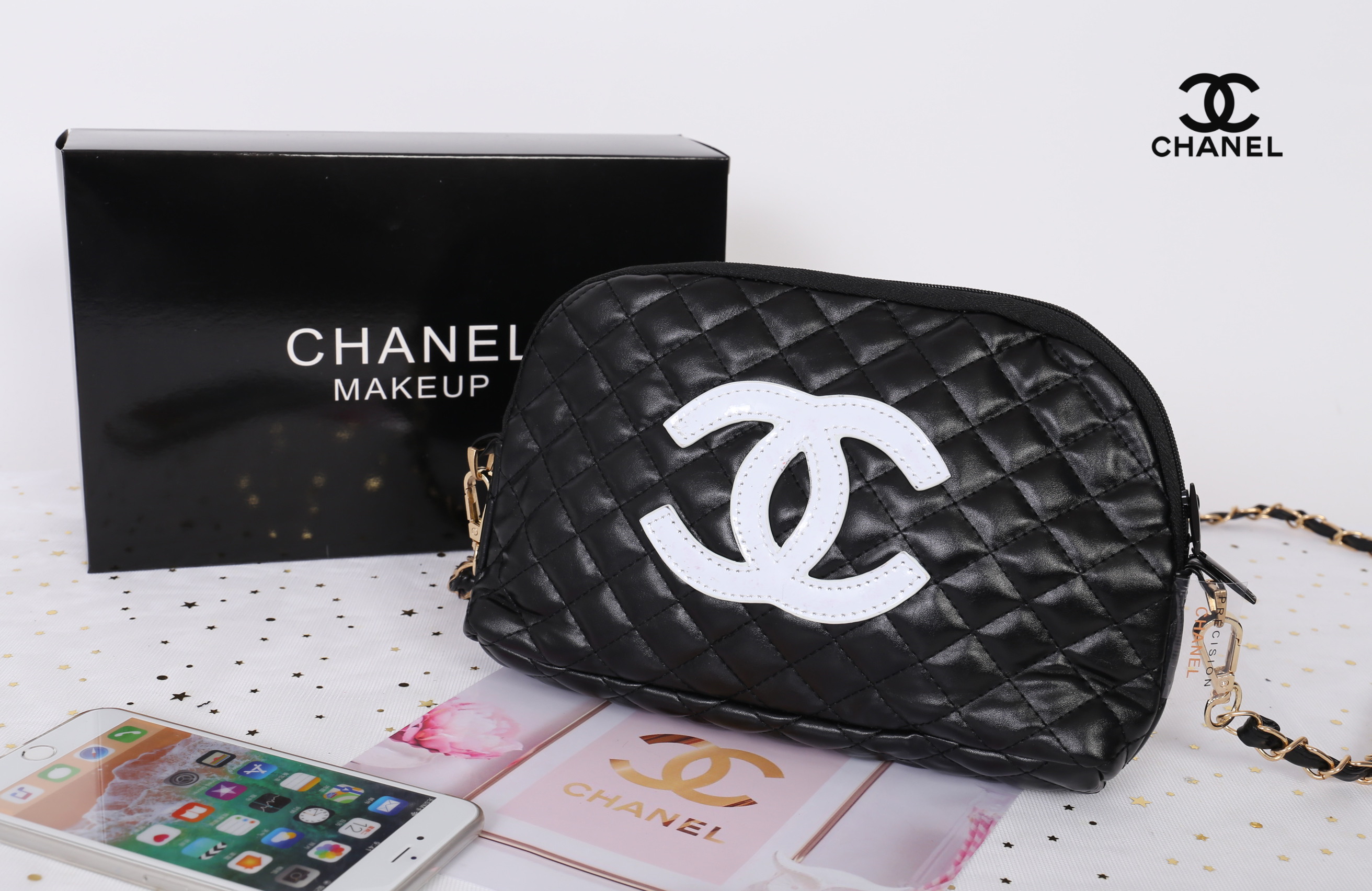 Chanel Quilted Leather Crossbody Bag with gift box สินค้าเป็นของแท้ ใหม่จากเค้าเตอร์เครื่องสำอาง/น้ำหอมแบรนด์ กระเป๋าแบรนด์ Chanel VIP Gift Bag ทำจากหนัง หัวซิปปั้มโลโก้แบรนด์ มาพร้อมสายยาว สายโซ่อะไหล่ทองยาว Crossbody สายถอดเก็บได้ ด้านในบุผ้า ปั้มแบรนด์