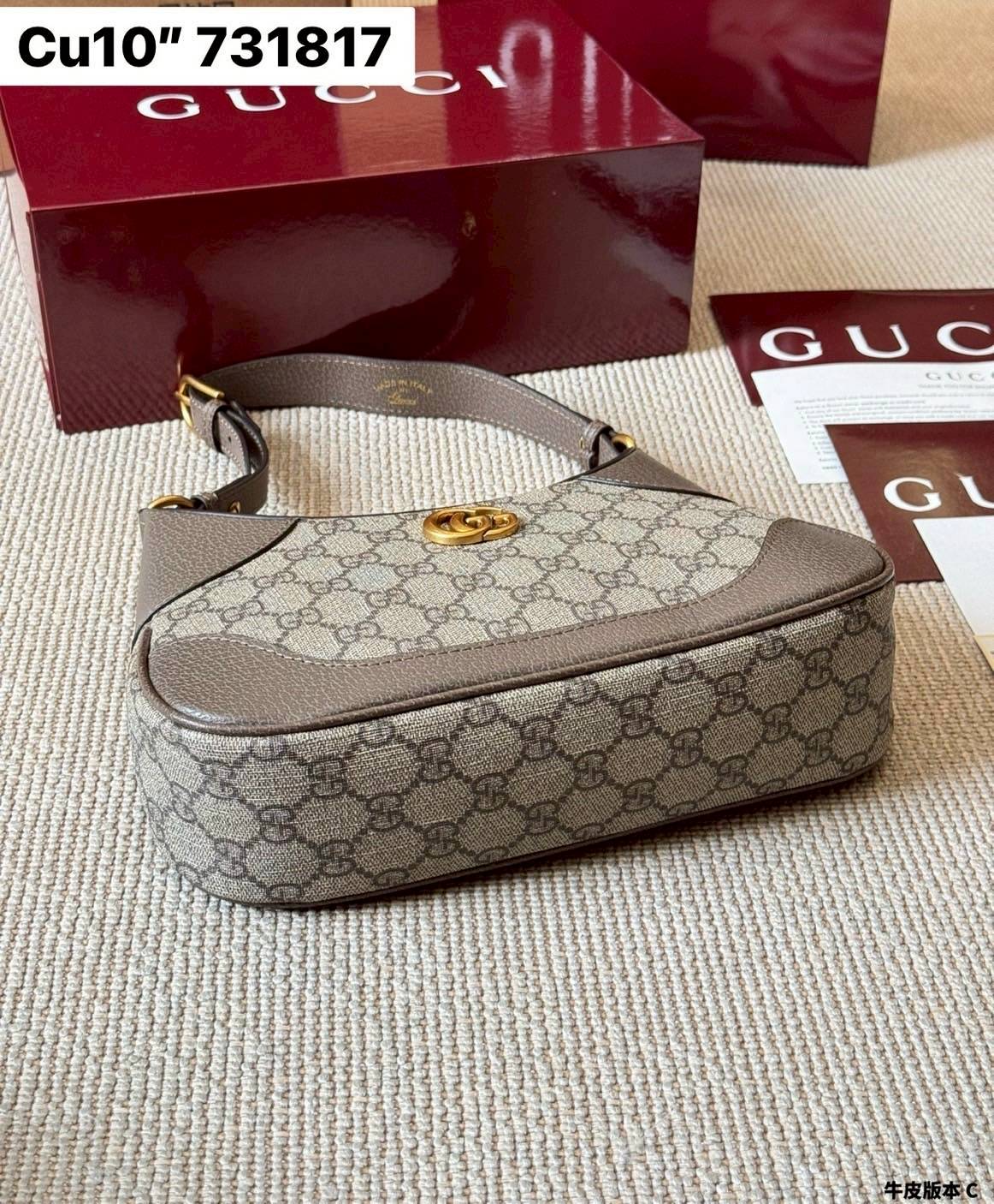 Gucci Aphrodite Small Shoulder Bag กระเป๋าทรงสะพายทรงโฮโบคลาสสิค ถือหรือคล้องไหล่เก๋ๆ ดีไซน์ย้อนยุคผสานความโมเดิร์นด้วยรูปทรงพอช ที่ใช้งานได้ทุกสไตล์ ภายในกระเป๋าเป็นช่องโล่ง