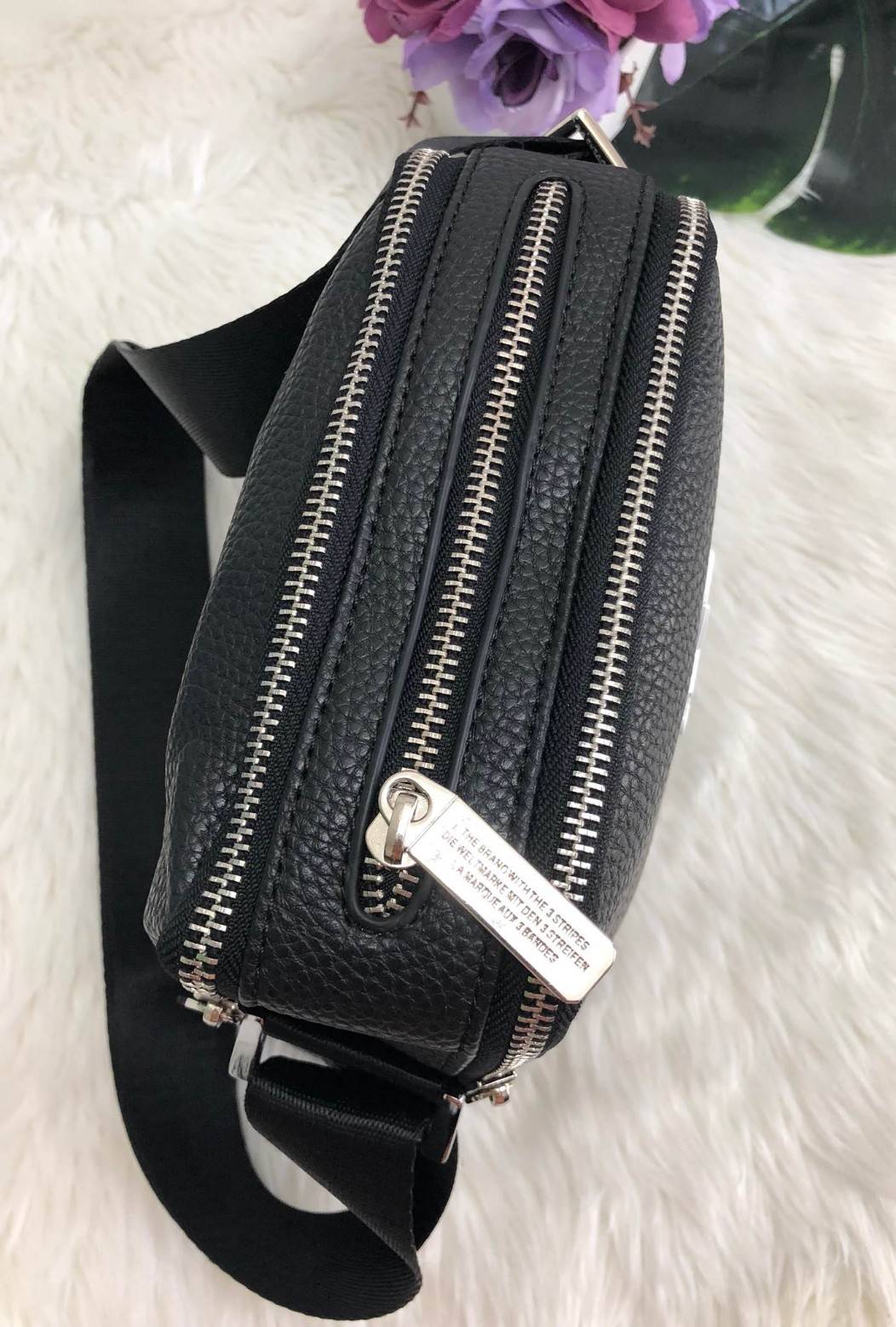 ADIDAS MESSENGER BAG กระเป๋าสะพายข้าง หรือ crossbody วัสดุ pu. น้ำหนักเบา ด้านหน้ามีโลโก้แบรนด์ ตัวกระเป๋า แบ่ง 3 ช่องซิป ช่องซิปหลักกว้าง ใส่ wallet ยาวได้ มาพร้อมสายยาวปรับได้ค่ะ