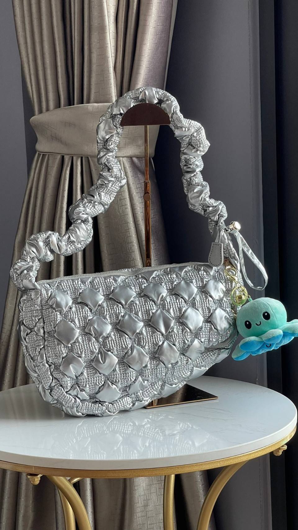 Cozy Shoulder Bag / Carlyn Bag 2022 สายแฟชั่นเกาหลีห้ามพลาด‼️ เป็นกระเป๋าที่กำลังได้รับความนิยมอย่างมากในเวลานี้ ถูกออกแบบมาให้มีลักษณะนุ่มนิ่มไม่ต่างจากพัฟเฟิลโค้ตหรือผ้านวม เลือกหยิบมาใช้ แมตช์เข้ากับคอสตูมได้ในแต่ละวัน