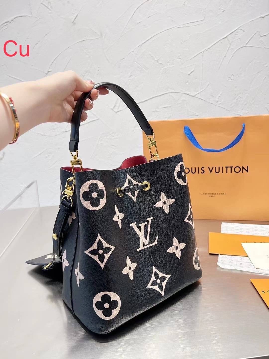LV Neonoe MM Monogram Flowers / LV Bucket Bag กระเป๋าสะพายทรงบัคเก็ตใบใหญ่ โดดเด่นด้วยการตกแต่งลายพิมพ์ รูดเปิด-ปิดปากกระเป๋าด้วยเส้นหนัง สายสะพายมีให้ถึง 2 แบบ สายคล้องแขน และสายยาวที่สามารถปรับสะพายไหล่หรือสะพายข้างก็ได้ ภายในแบ่งสัดส่วนไว้สวย จุของได้ค