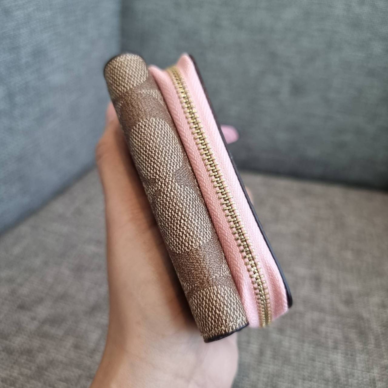 OUTLET 】COACH F41302 SMALL TRIFOLD WALLET IN SIGNATURE CANVAS สวยคลาสสิค พกพาง่าย ใบเล็กน่ารักน่าใช้ ต้องยกให้ใบนี้จ้า 💗💋 ตอบโจทย์คนชอบพกน้อยที่สุด!! กระเป๋าสตางค์ใบสั้นหนังแคนวาสเคลือบคุณภาพดี ภายในเป็นหนังแท้ ใส่บัตร ใส่ธนบัตรได้ทุกชนิด 