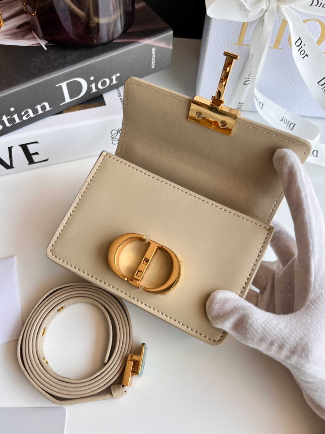 หนังแท้ DIOR Micro 30 Montaigne Bag พร้อมส่งที่ไทย เกรดเทพออริจินอลหนังแท้ สวยมากค่ะ ภาพสินค้าถ่ายจากงานขายจริง ใช้งานต่างประเทศได้ สายสะพายหนังยาวถอดได้ปรับระดับได้ จะสะพายไหล่หรือ CROSSBODY ก็ดูดีลุ๊คนี้คุณหนูมากค่ะ ไอเท็มนี้แนะนำไม่มีเอ้าท์ค่ะ ภาพถ่ายส
