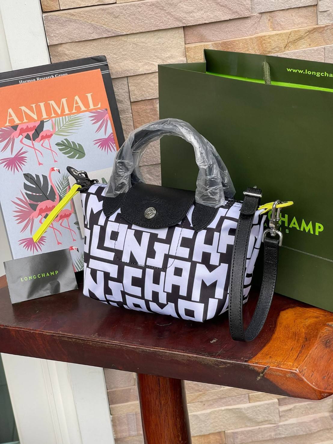 LONGCHAMP LE PLIAGE COLLECTION TOP HANDLE BAG XS พบกับคอลเลคชั่นใหม่ล่าสุด มีดีไซน์ที่เรียบหรูและคลาสสิก แฝงด้วยลูกเล่นแบบเฟมินีน แถมยังมีน้ำหนักเบาอย่างไม่น่าเชื่อ มาพร้อมกับหูจับกระเป๋าคู่และฝาปิดแบบกระดุม กระเป๋าถือใบนี้สามารถใช้ถือแบบทั่วไป มีสายสะพาย