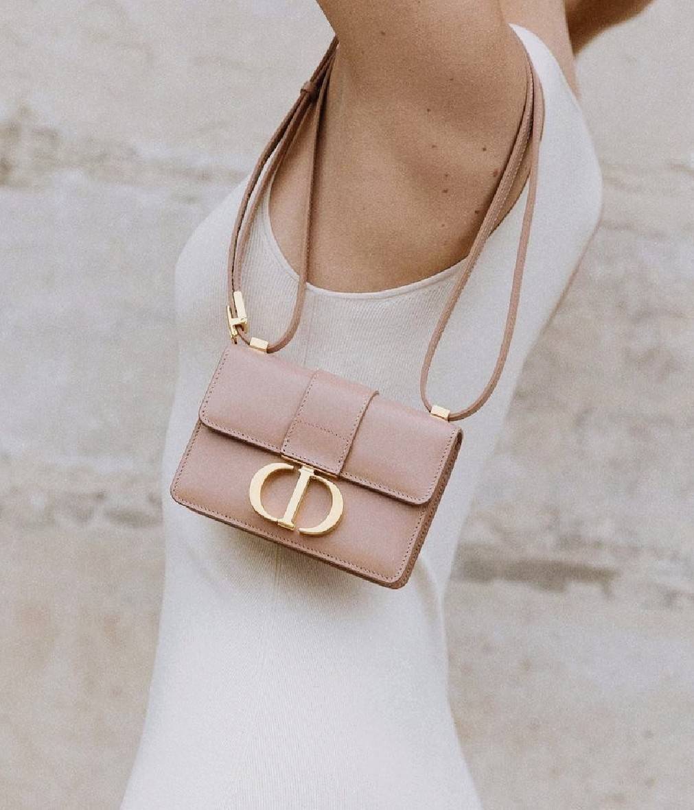 CHRISTIAN DIOR MINI BAG VIP GIFT WITH PURCHASE (GWP) พรีเมี่ยมกิ้ฟ Limited Edition จาก DIOR DUTYFREE COUNTER วัสดุหนังแท้ Calfskin ทรงสี่เหลี่ยมหนังเรียบสวยหรูอยู่ทรงเปิดปิดด้วยฝาปิดโลโก้แบรนด์อะไหล่ทองด้านหลังมีช่องใส่ของ ภายในโล่งมีโลโก้สามารถใส่มือถือข