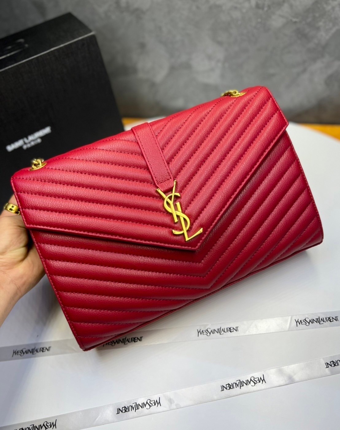 หนังแท้ YSL college large chain bag in quilted leather 30cm กระเป๋าสะพายใบใหญ่ ดีไซน์ทรงสวยหรู ตอบโจทย์ได้ทุกสไตล์ ภาพสินค้าถ่ายจากงานขายจริง ใช้งานต่างประเทศได้