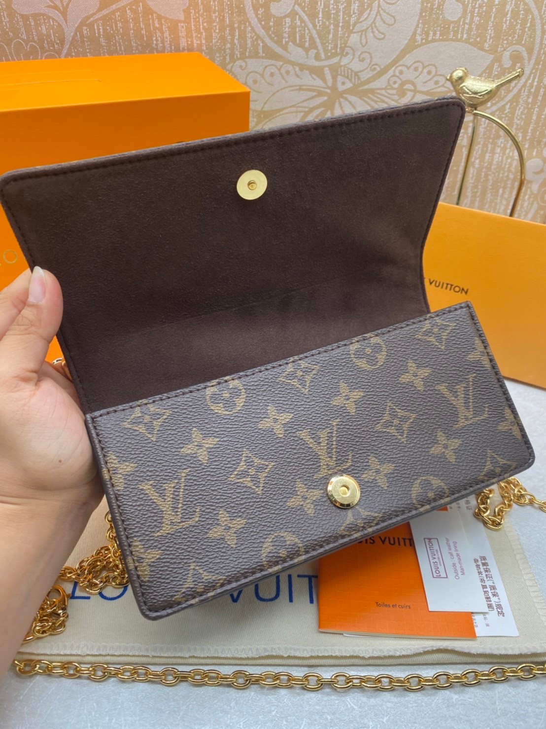 LV Wallet On Chain Lily Monogram Canvas / LV BAG พร้อมส่ง กระเป๋าสะพายทรงพอช คลาสสิค ดีไซน์เรียบหรู งานสวยเป๊ะ **สินค้าเกรดออริจินอล 1:1 สลับแท้