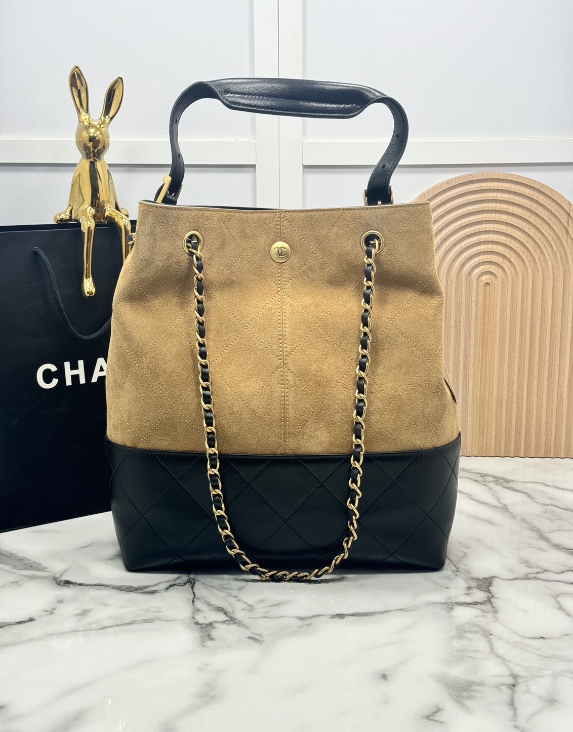 ORI หนังแท้ | CHANEL Shopping Bag 25A Suede Bag กระเป๋าช้อปปิ้งทรงโท้ท ดีไซน์ใหม่ทรงยาว หนังกลับสีทูโทน ในคอล Métiers D'art 2024/25