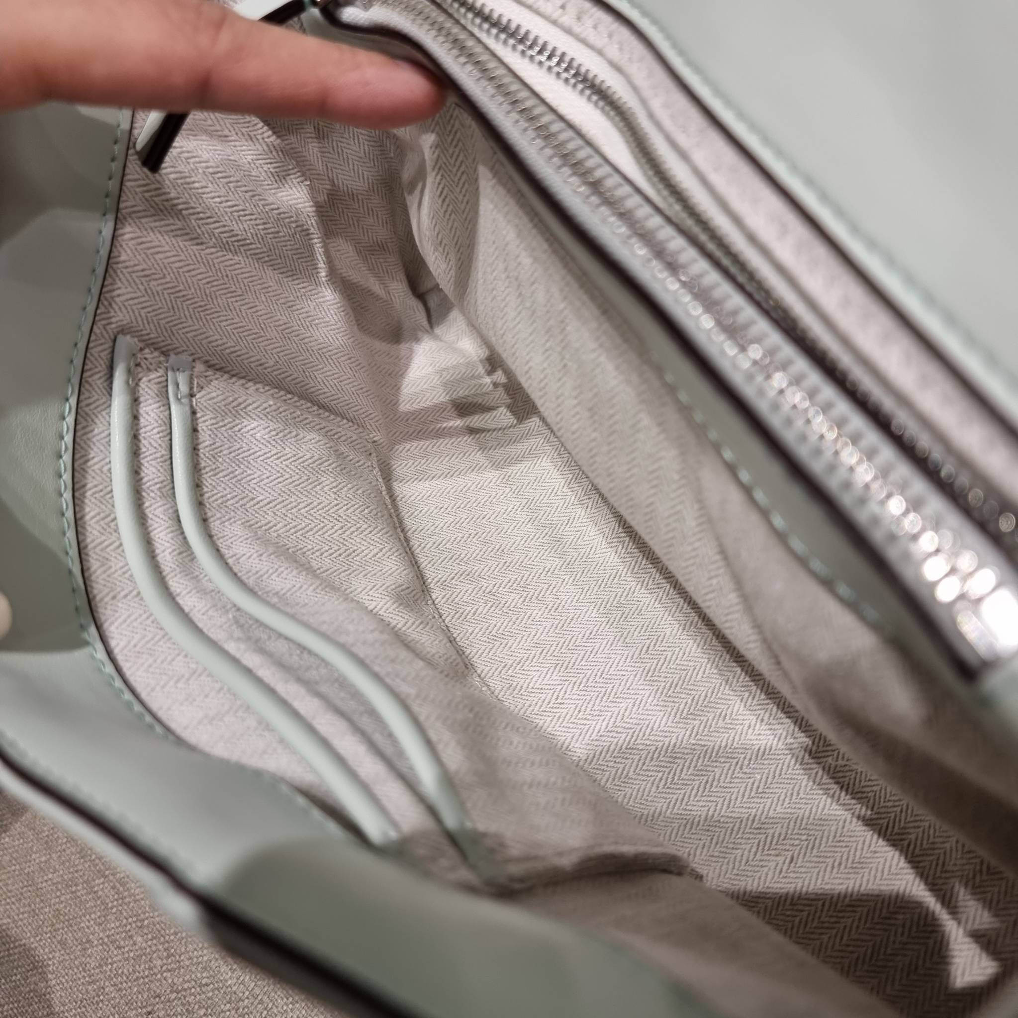 TORY BURCH KIRA CHEVRON CONVERTIBLE SHOULDER BAG กระเป๋าสะพายรุ่นยอดฮิต ไซส์ใหญ่จัดเต็มให้เน้นๆ ใช้ยังไงก็ดูหรู ดีไซน์เฉพาะตัว วัสดุหนังแกะ สัมผัสนิ่ม เปิด-ปิดด้วยกระดุมแม่เหล็ก ภายในเป็นช่องโล่ง แบ่งสัดส่วนไว้ดีมากๆ ใส่กระเป๋าสตางค์ มือถือ เครื่องสำอางค์