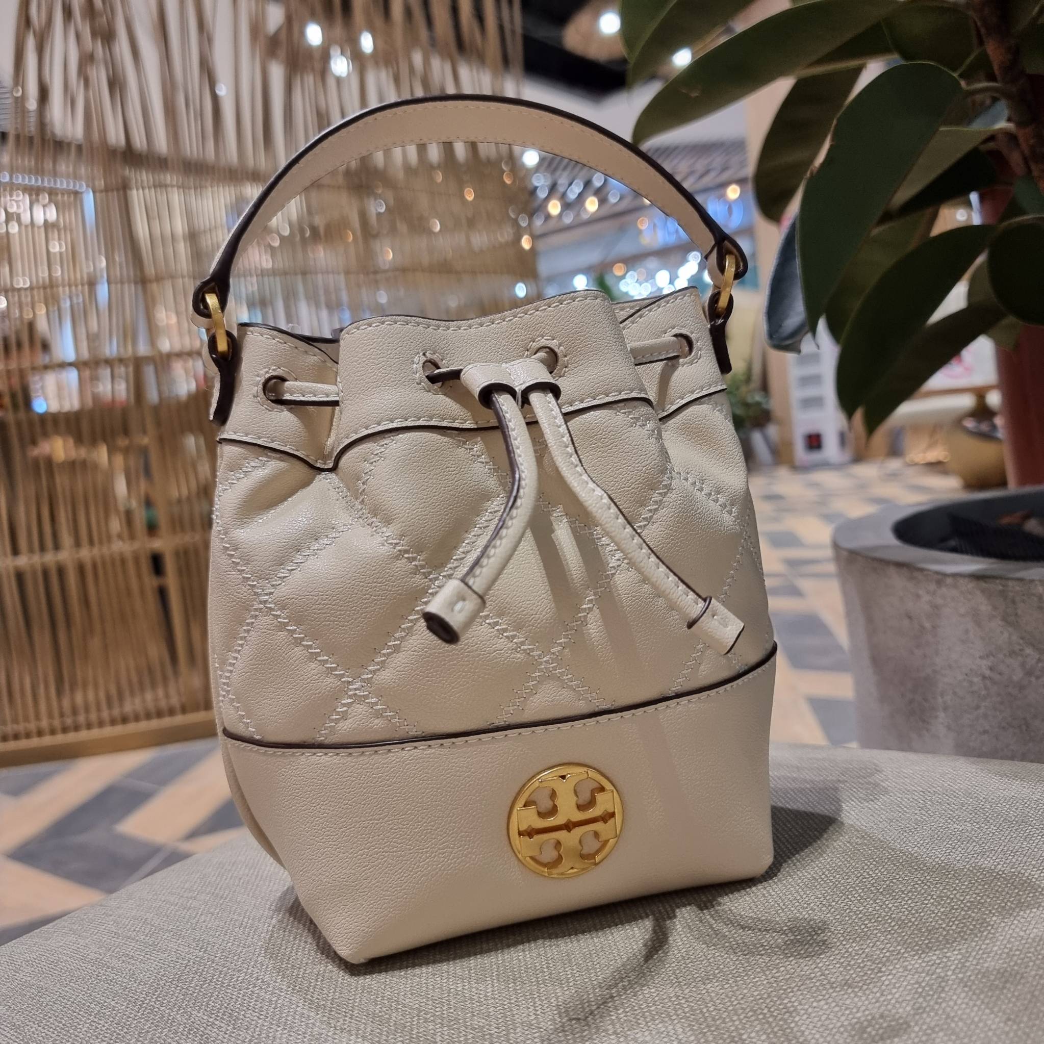 TORY BURCH WILLA MINI BUCKET BAG NEW ARRIVAL สุดปัง กระเป๋าสะพายทรงบัคเก็ต สวยผู้ดี โดดเด่นด้วยโลโก้สีทองดูหรู อัพลุคผู้ดี๊ผู้ดี วัสดุหนังแท้ ดีไซน์บุนวม เส้นคมดีเทลหรู เปิด-ปิดหนังรูดปากกระเป๋า มีหูหิ้วในตัว คล้องแขนเก๋ๆ ภายในเป็นช่องโล่ง มีช่องย่อย ใส่ข