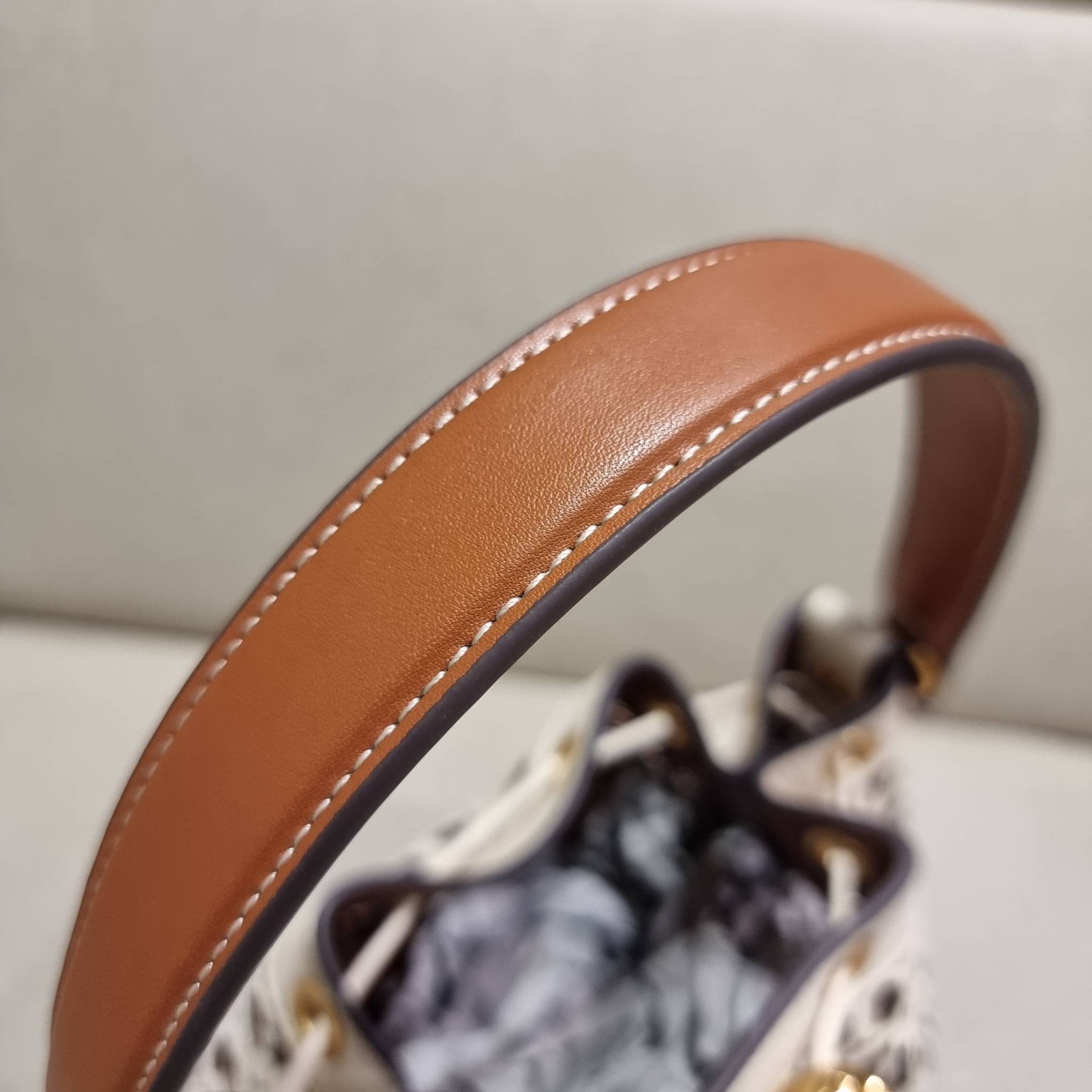 TORY BURCH T MONOGRAM LASER-CUT BUCKET BAG ใจบางที่สุดกับคอลเลคชั่นนี้ กับกระเป๋าสะพายทรงบัคเก็ต รุ่นชูโรงสุดฮิต ที่เพิ่มดีเทลความแพงด้วยการฉลุลวดลายโมโนแกรมรอบใบ ถักทอเป็นเส้นลายสานที่สวยงามมาก งานฝีมือจริงๆ วัสดุหนัง cowhide รูดเปิด-ปิดด้วยเส้นหนัง มาพร