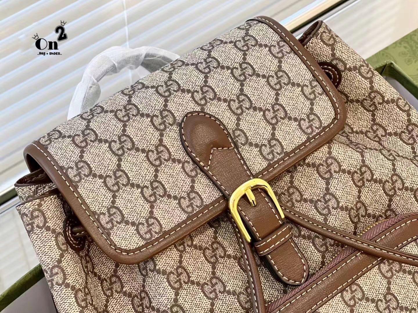 GUCCI Backpack with Interlocking G / GG Coated Canvas Backpack กระเป๋าเป้กุชชี่ใช้ได้ทั้งหญิงชาย ไม่ว่าจะวันธรรมดาหรือวันไปเที่ยว เพียงแค่สะพายกระเป๋าเป้ใบนี้ติดตัวไปด้วย ก็เพิ่มความมีสไตล์ให้กับตัวเองได้แล้ว ด้วยรูปทรงและลายตารางอันเป็นสัญลักษณ์ของแบรนด์