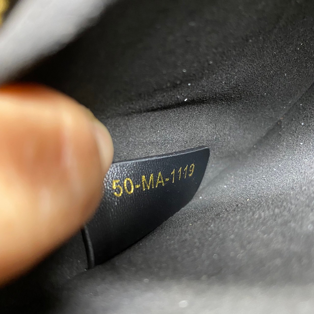 หนังแท้ DIOR MEDIUM DIOR VIBE HOBO BAG รุ่นใหม่ล่าสุด พร้อมส่งที่ไทย เกรดออริจินอลหนังแท้ สวยมากค่ะ ภาพสินค้าถ่ายจากงานขายจริง ใช้งานต่างประเทศได้