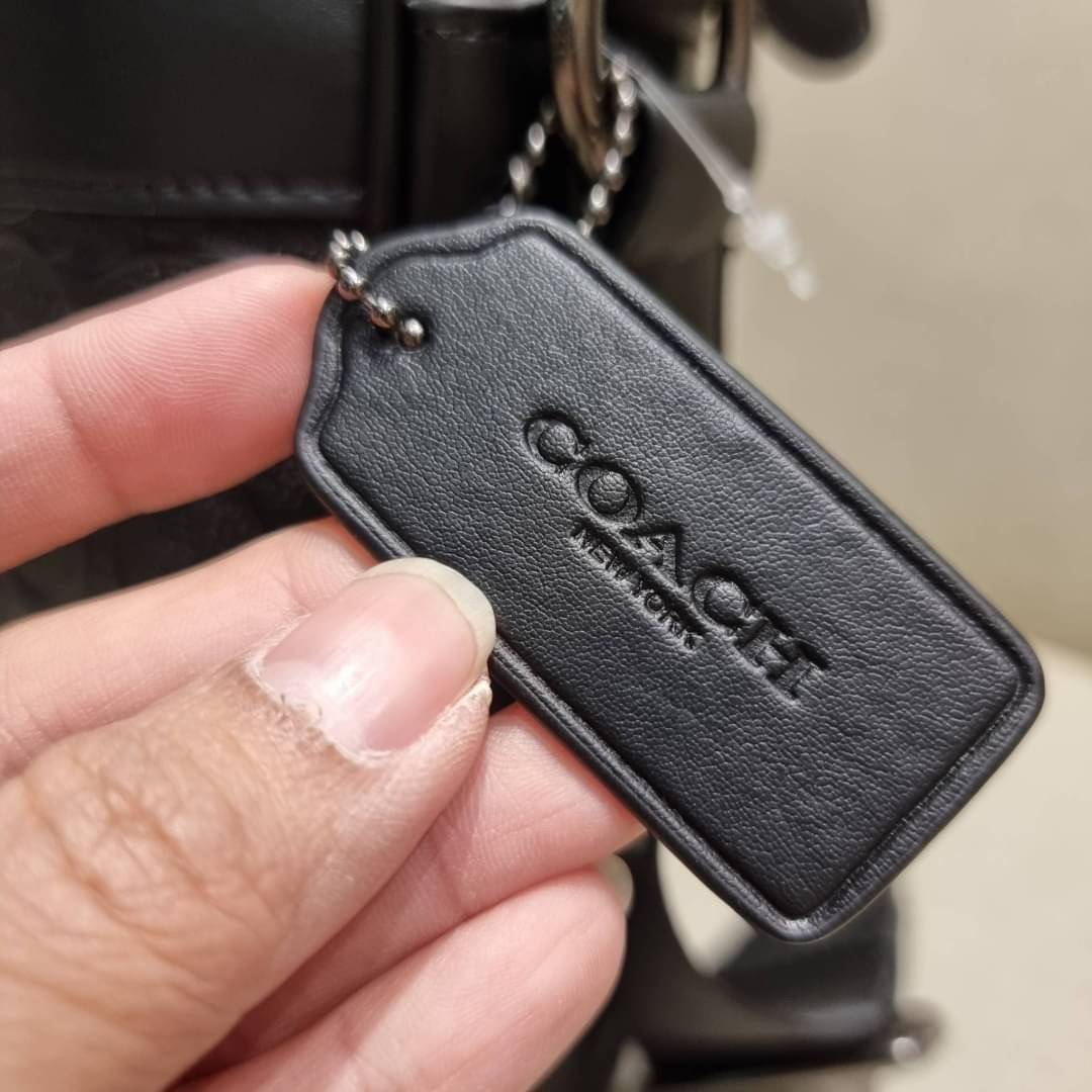 COACH F28455 CHARLES CAMERA BAG IN SIGNATURE LEATHER รุ่นสุดฮิตที่หนุ่มๆเค้ารู้กัน กับกระเป๋าสะพายข้างทรงแมสเซนเจอร์ ที่อัพเลเวลความหรูด้ายลายปั๊มซิกเนเจอร์นูน บนวัสดุหนัง crossgrain ตัดสลับด้วยหนังแท้ สัมผัสดีทั้งใบ มีช่องซิปให้ด้านหน้า และช่องย่อยด้านหล