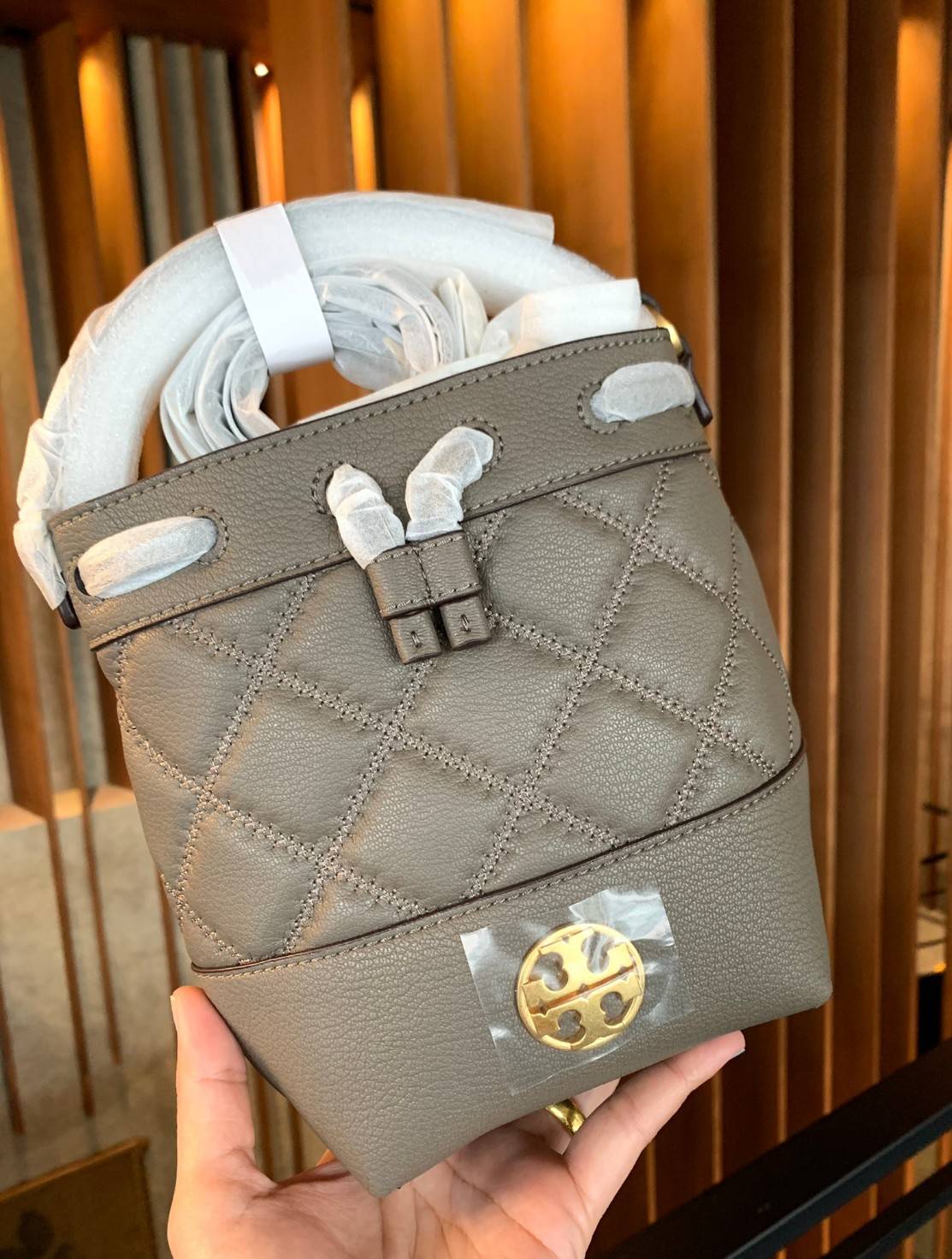 น้องสวยเกินเบอร์ คุณภาพแน่น จำนวนจำกัด! TORY BURCH MINI WILLA BUCKET BAG พร้อมส่งที่ไทย แนะนำต้องมีค่า กระเป๋าทรงจนมจีบ หนังแกะแท้((หนังแกะจะมีคุณภาพดีและแพงกว่าหนังวัวนะคะ)) ลายหนังสวย เดินด้ายลายนวม สัมผัสแล้วสาวๆหลงรักแน่นอนค่าา