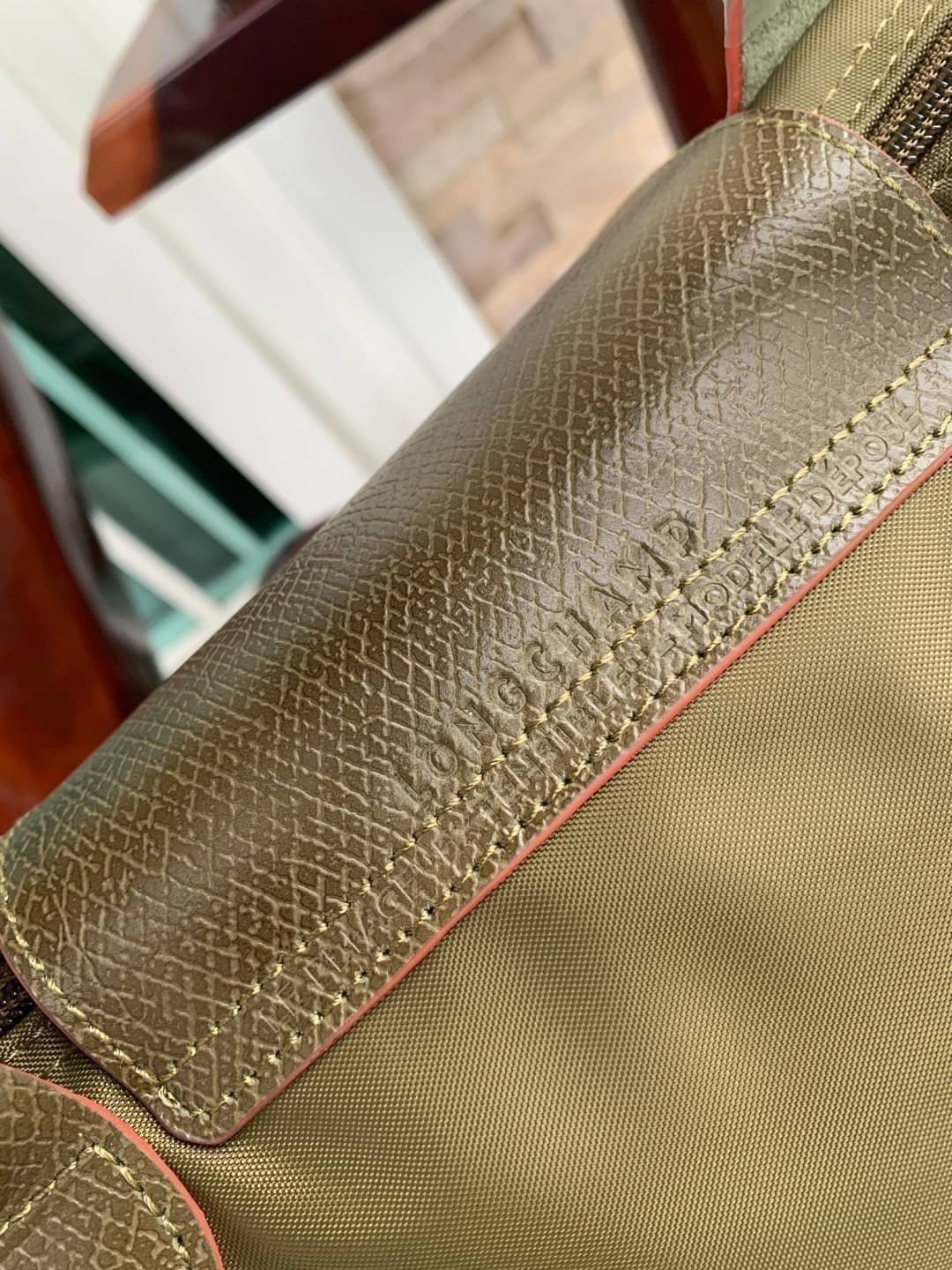 LONGCHAMP LE PLIAGE CLUB TRAVEL BAG กระเป๋าขนาดใหญ่สำหรับการเดินทาง เราเรียกที่นี้ว่า travelling bag รุ่นคลาสสิค มาพร้อมสายสะพายยาวที่ปรับและถอดออกได้ ความพิเศษของรุ่นนี้ที่ครองใจนักเดินทางทั่วโลก คือซิปรอบตรงกลางตัวกระเป๋า สามารถเปิดซิปเพื่อขยายขนาดและพั