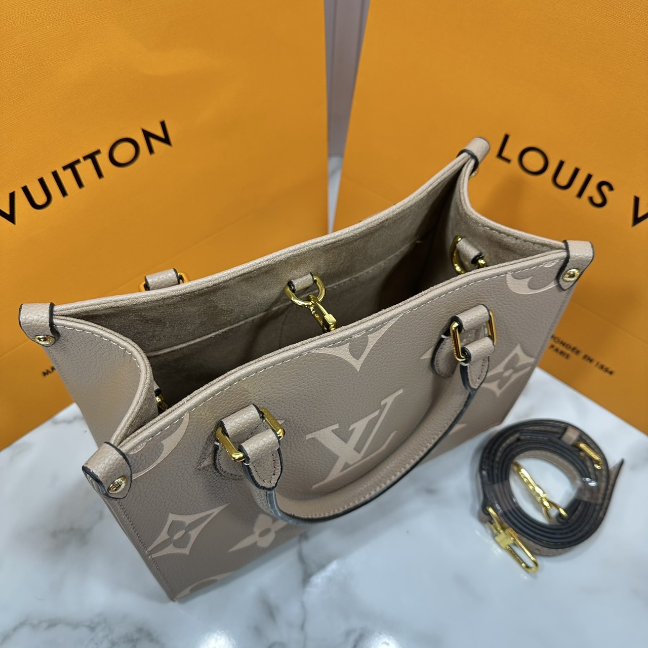 ORI หนังแท้ | LV OnTheGo PM bag กระเป๋าสะพายทรงโท้ท Monogram Empreinte ประทับลาย Medium Bicolor พกพาของใช้ที่จำเป็นอย่างมินิแท็บเล็ต เลือกใช้งานได้หลายรูปแบบ