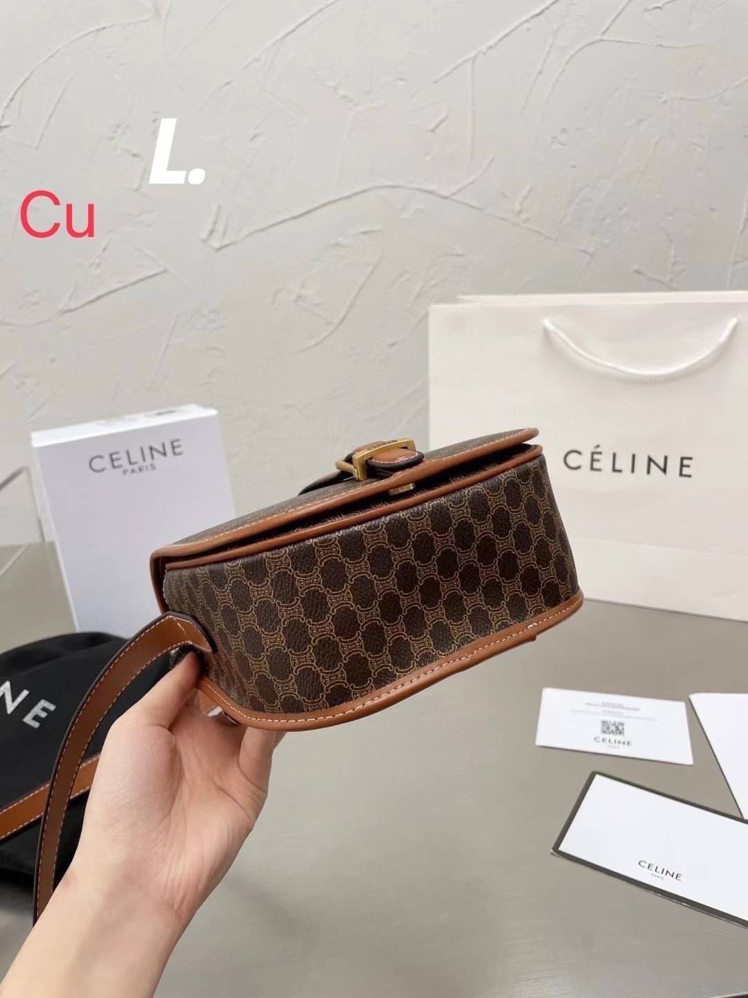 CELINE VINTAGE / CELINE Macadam crossbody bag / CELINE FOLCO BAG IN TRIOMPHE CANVAS กระเป๋าสะพายสไตล์วินเทจ หากใครที่กำลังมองหากระเป๋าสะพายข้าง ขนาดกะทัดรัด และเรียบหรู ต้องใบนี้เลยค่ะ