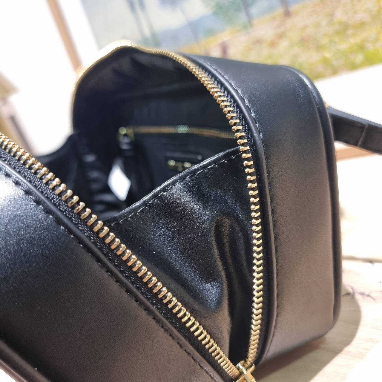 MIU MIU ARCADIE LEATHER BAG M, Geniş 27cm กระเป๋าถือ/สะพายสุดชิค น่ารักๆเก๋ๆ ดีไซน์เรียบแต่มากมีอยู่จริง สวยดูแพง