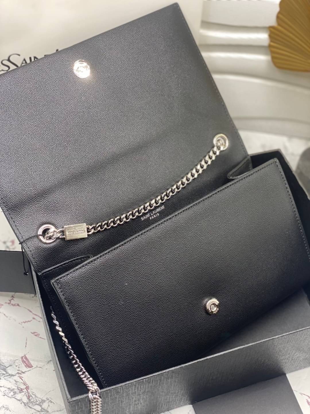 YSL kate medium chain bag in grain de poudre embossed leather 24cm กระเป๋าสะพายแบรนด์หรู รุ่นฮิตลอดกาล งานสวยดูดีมีระดับ ปั้มทุกจุด ขนาดกระทัดรัดกำลังดี มาพร้อมาสะพายโซ่ยาว เลื่อนปรับเป็น 2 แถว เพื่อสะพายเป็นสายสั้นได้ ด้านในโล่งกว้าง ใส่กระเป๋าสตางค์ใบยา